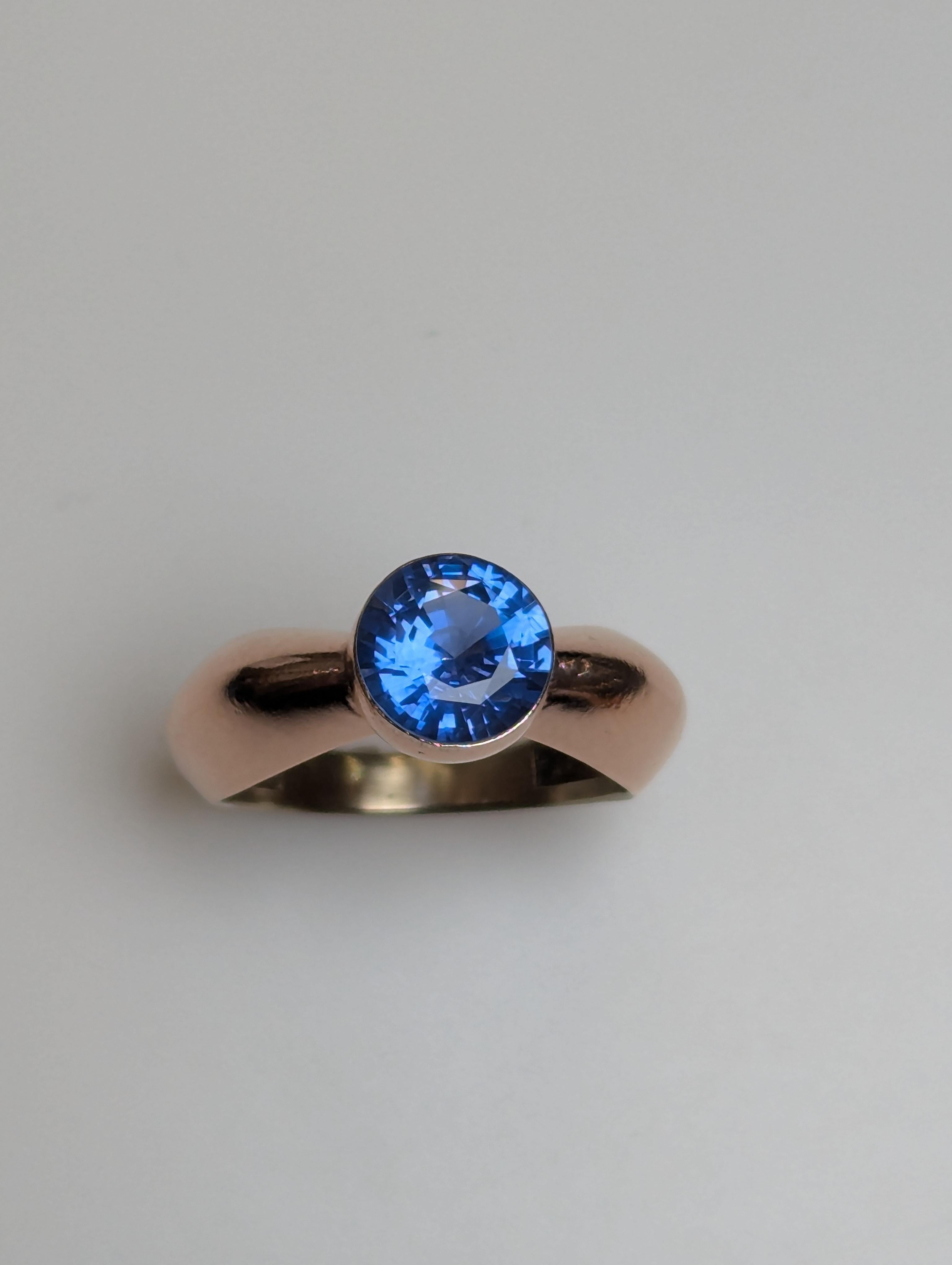 For Sale:  18 Karat Rose Gold 1.63 Carat Blue Sapphire Sculpture Ring 7