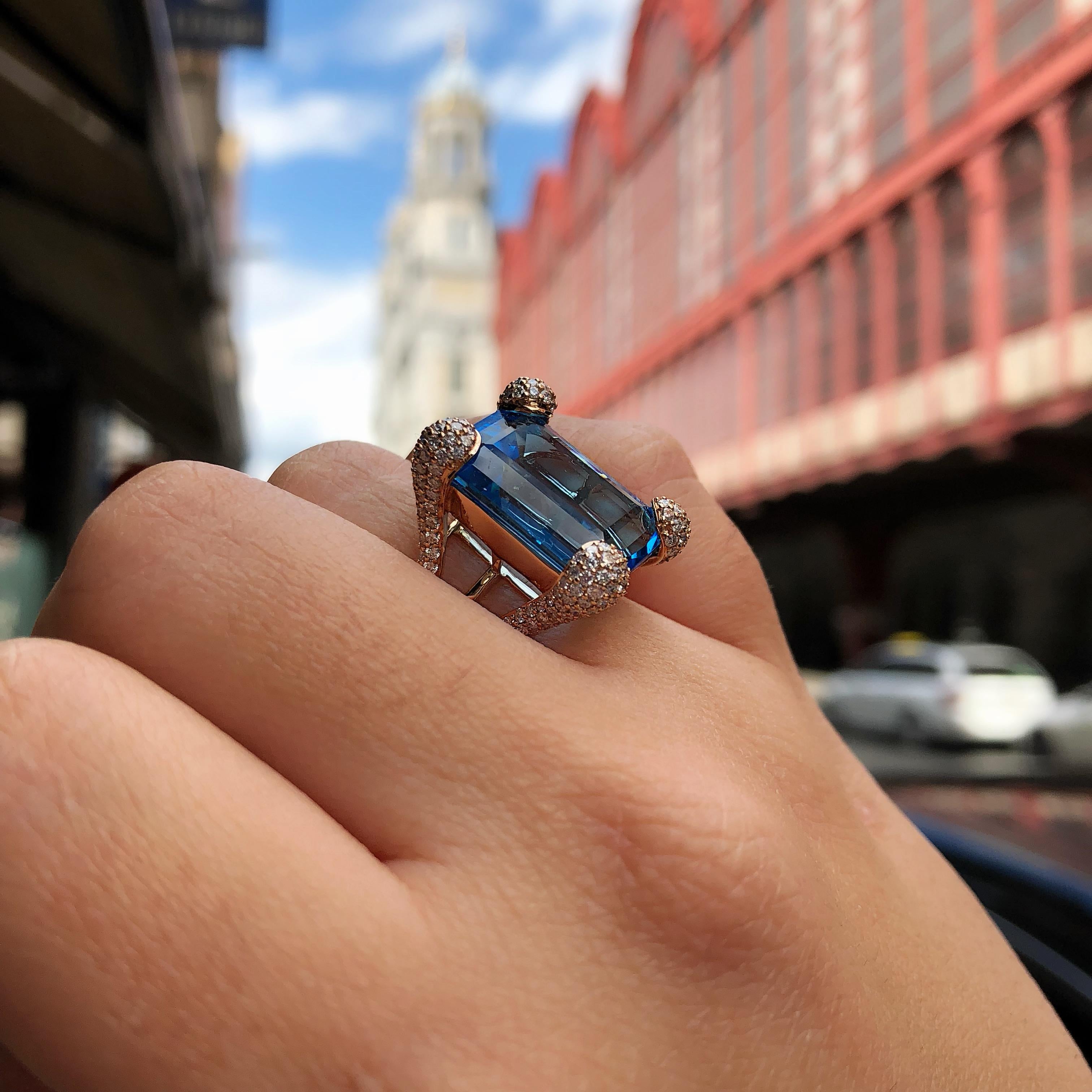 18 Karat Rose Gold 19 Carat Blue Topaz and White Diamonds Cocktail Ring In New Condition For Sale In Antwerpen, BE