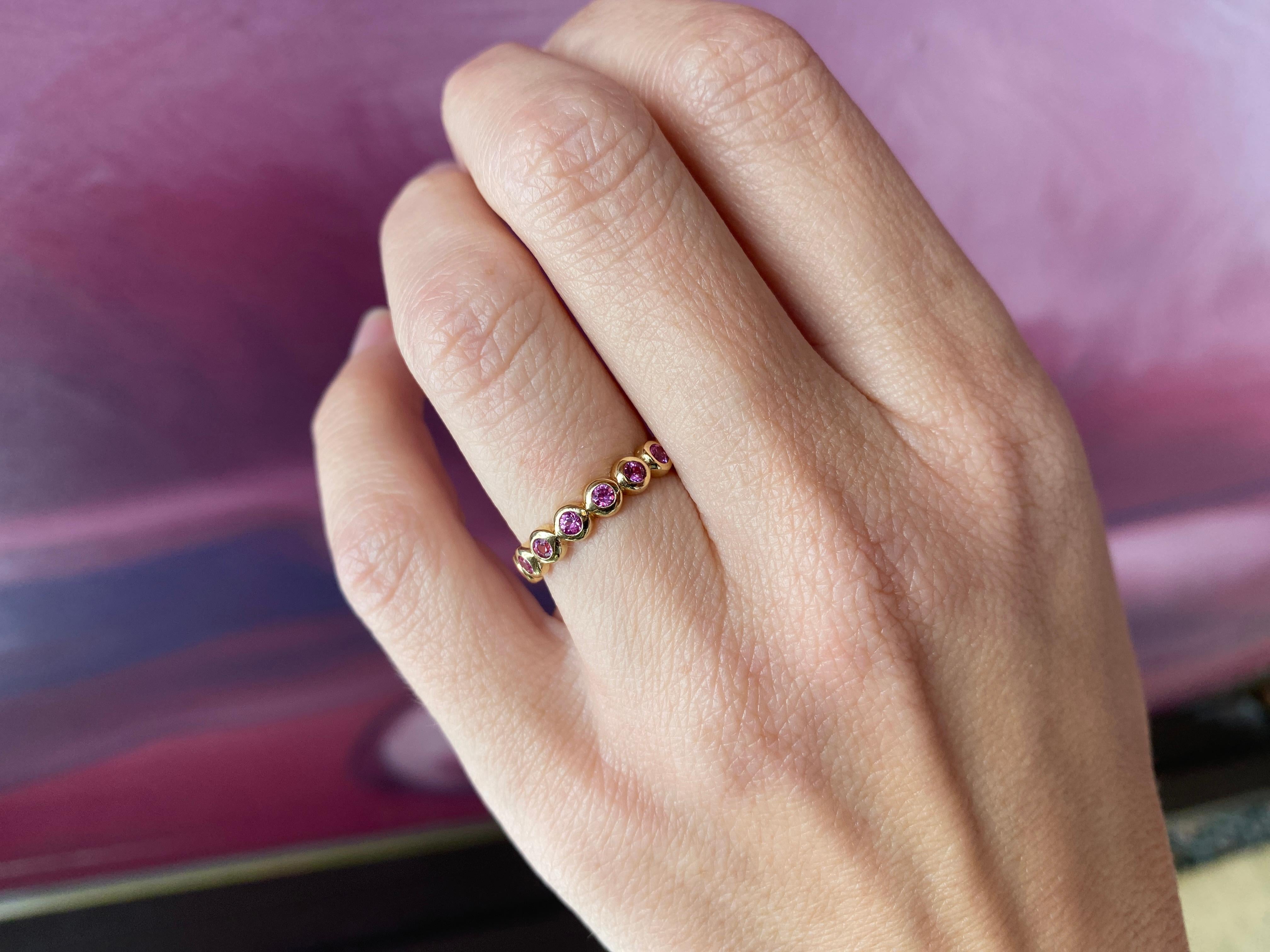 Alianza de oro rosa de 18 quilates con zafiro rosa baguette engastado en canal de 2,37 quilates en venta 6