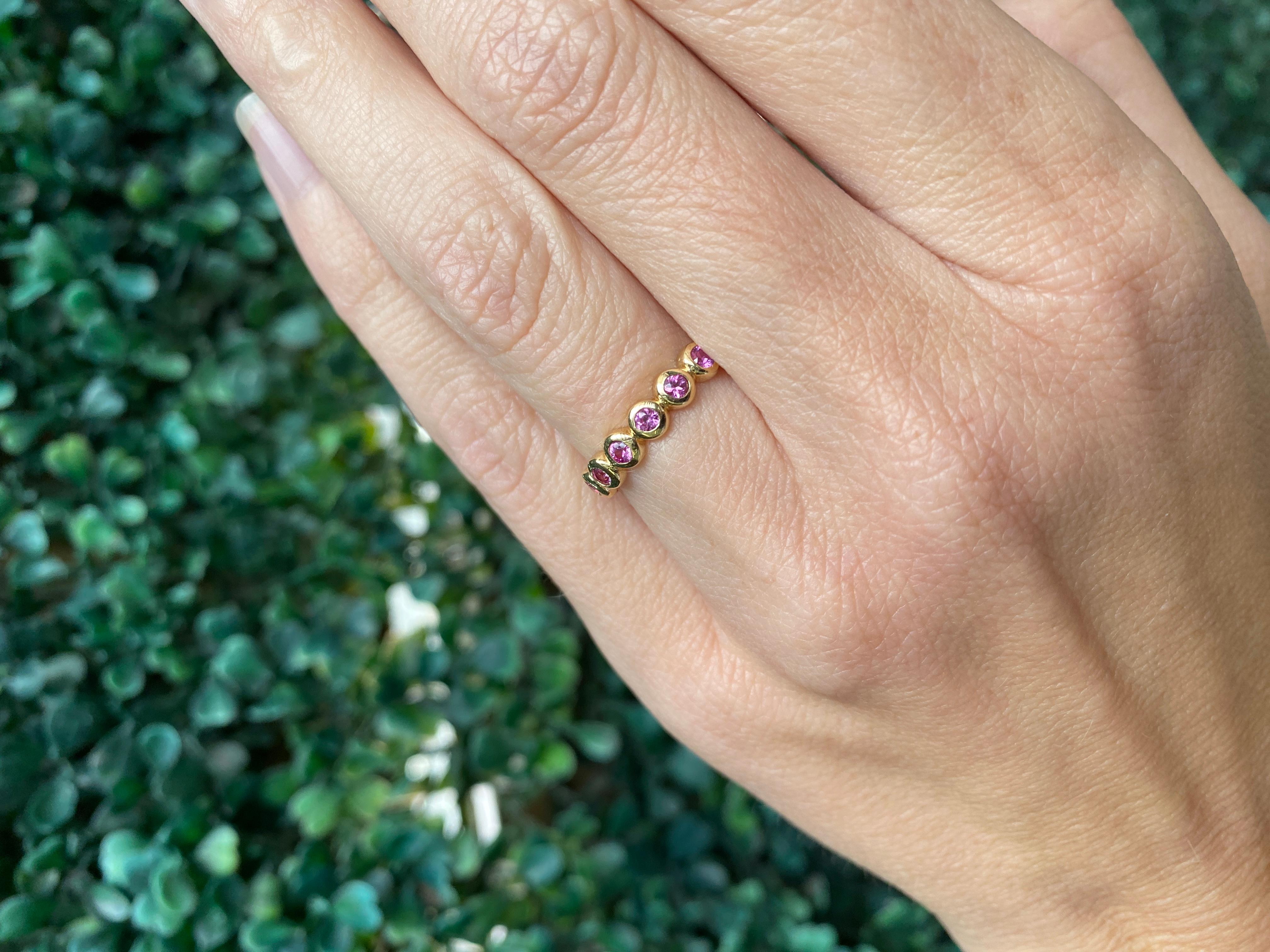 Alianza de oro rosa de 18 quilates con zafiro rosa baguette engastado en canal de 2,37 quilates en venta 7