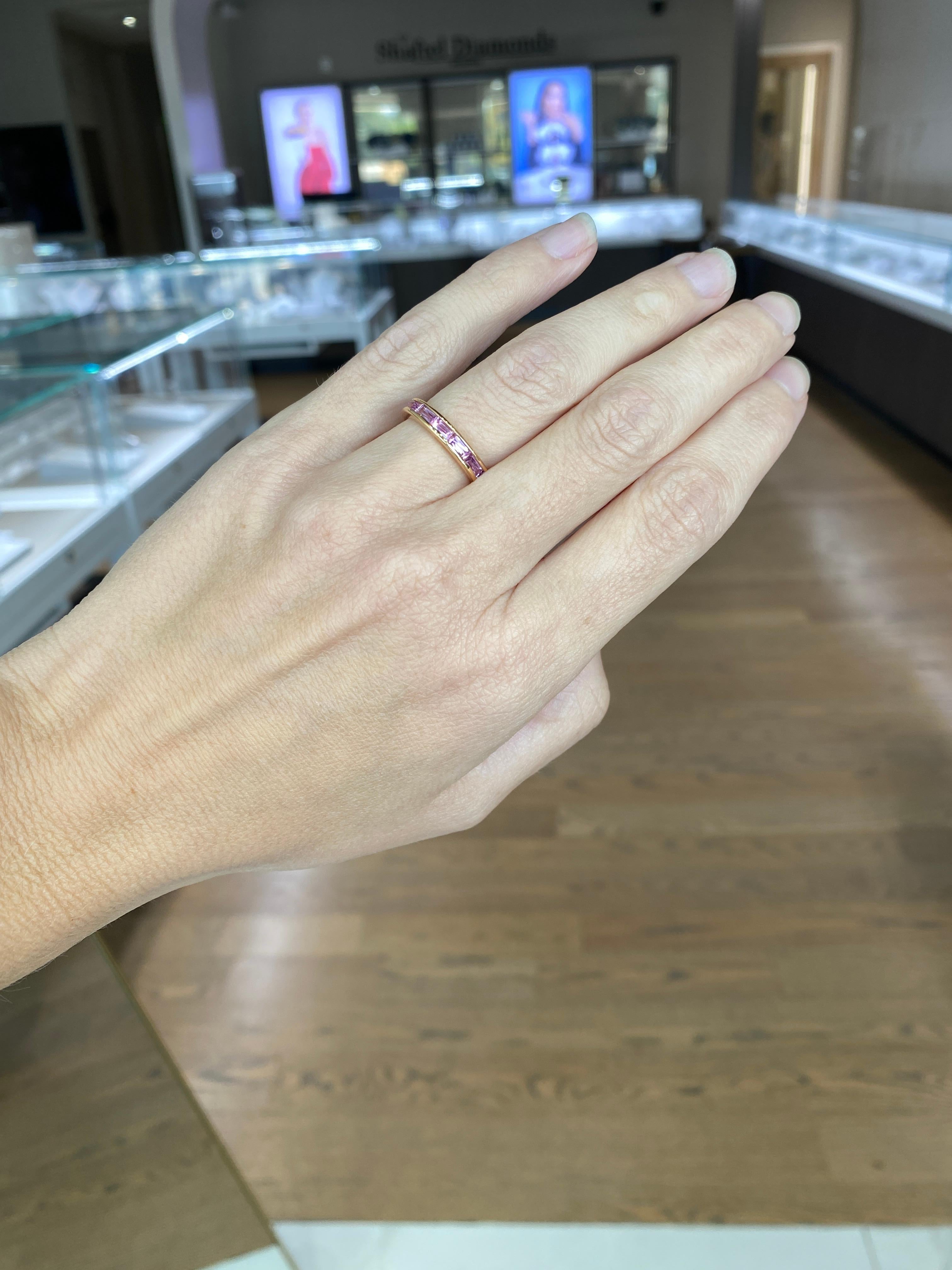 18 Karat Roségold 2,37ctw Channel Set Baguette Rosa Saphir Ewigkeitsring im Angebot 12