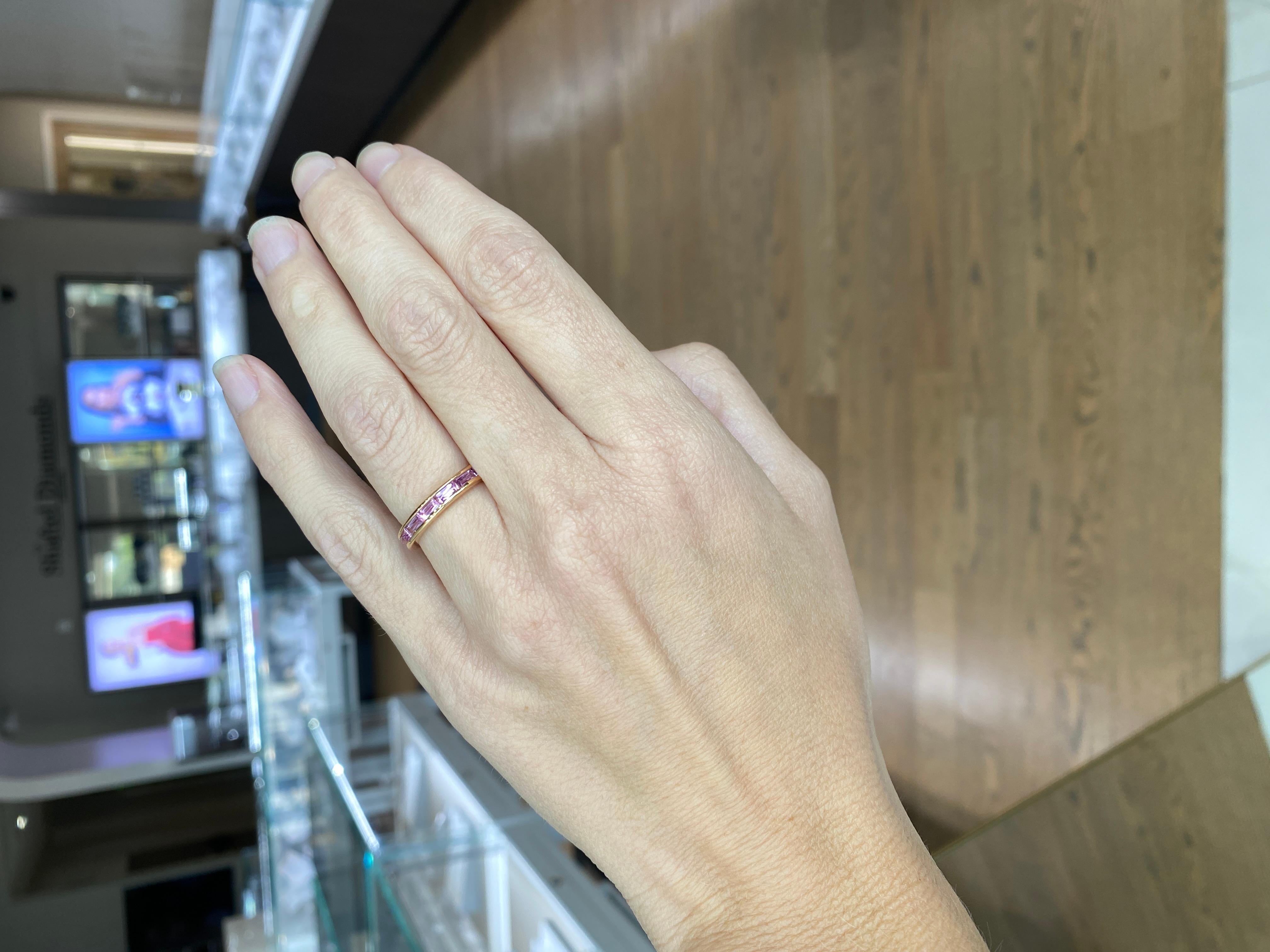 Alianza de oro rosa de 18 quilates con zafiro rosa baguette engastado en canal de 2,37 quilates en venta 14