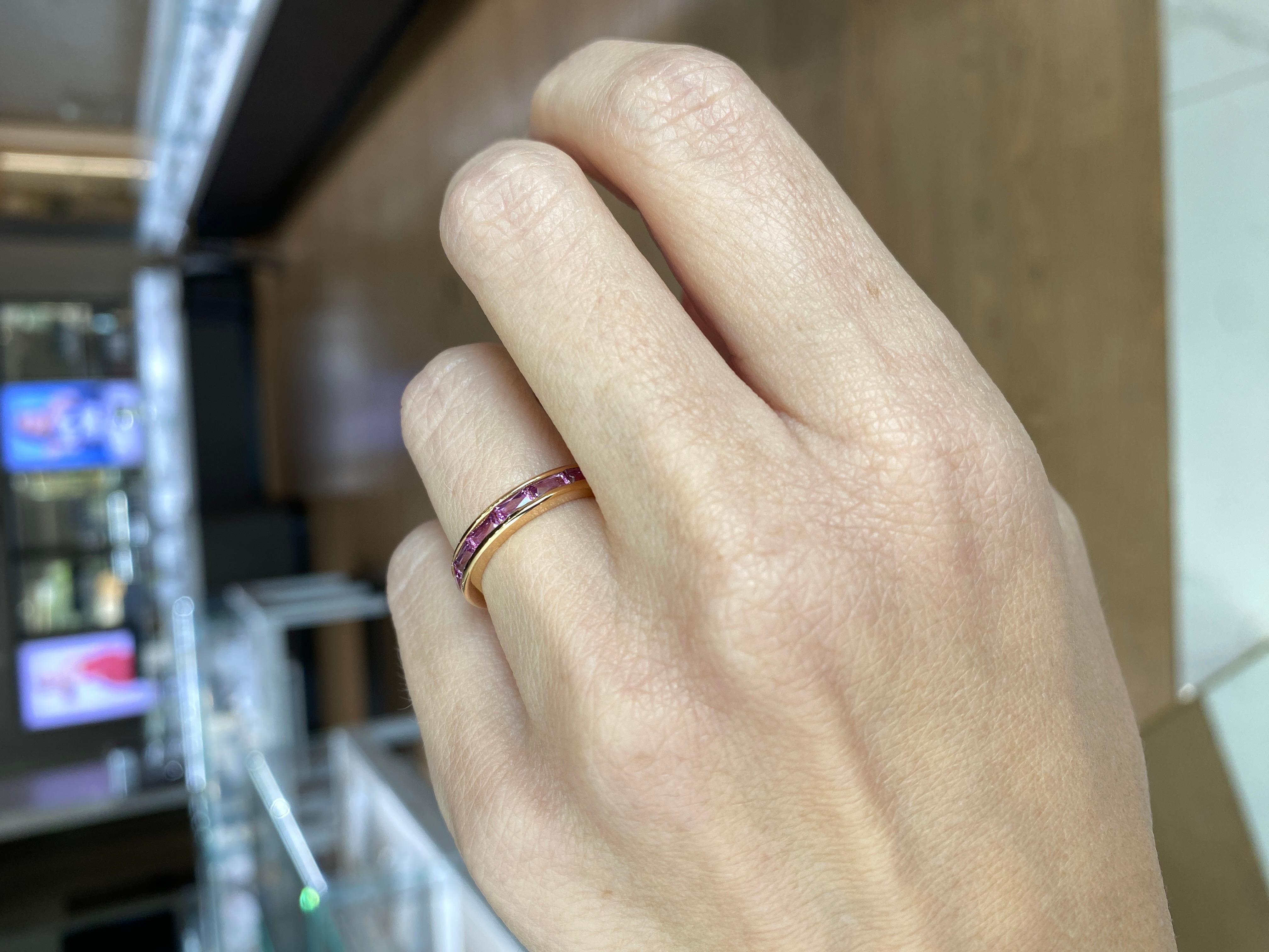 Alianza de oro rosa de 18 quilates con zafiro rosa baguette engastado en canal de 2,37 quilates en venta 15