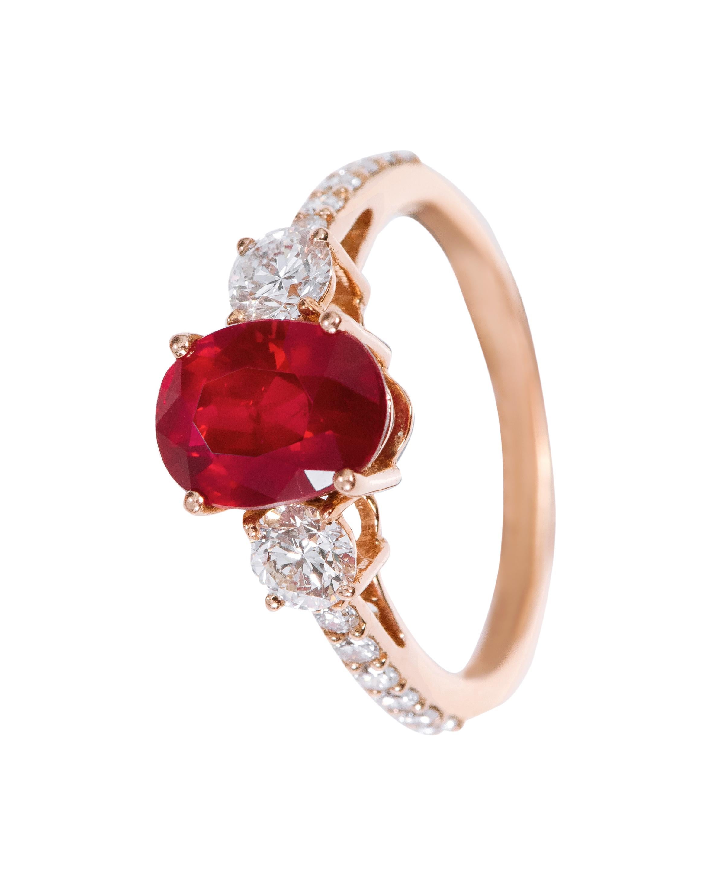 Taille ovale Bague à trois pierres en or rose 18 carats avec rubis taille ovale de 2,77 carats et diamants en vente