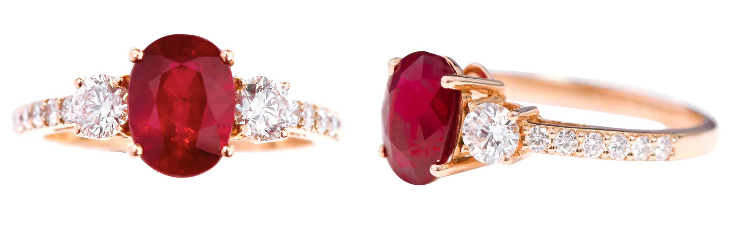 Bague à trois pierres en or rose 18 carats avec rubis taille ovale de 2,77 carats et diamants Neuf - En vente à Jaipur, IN