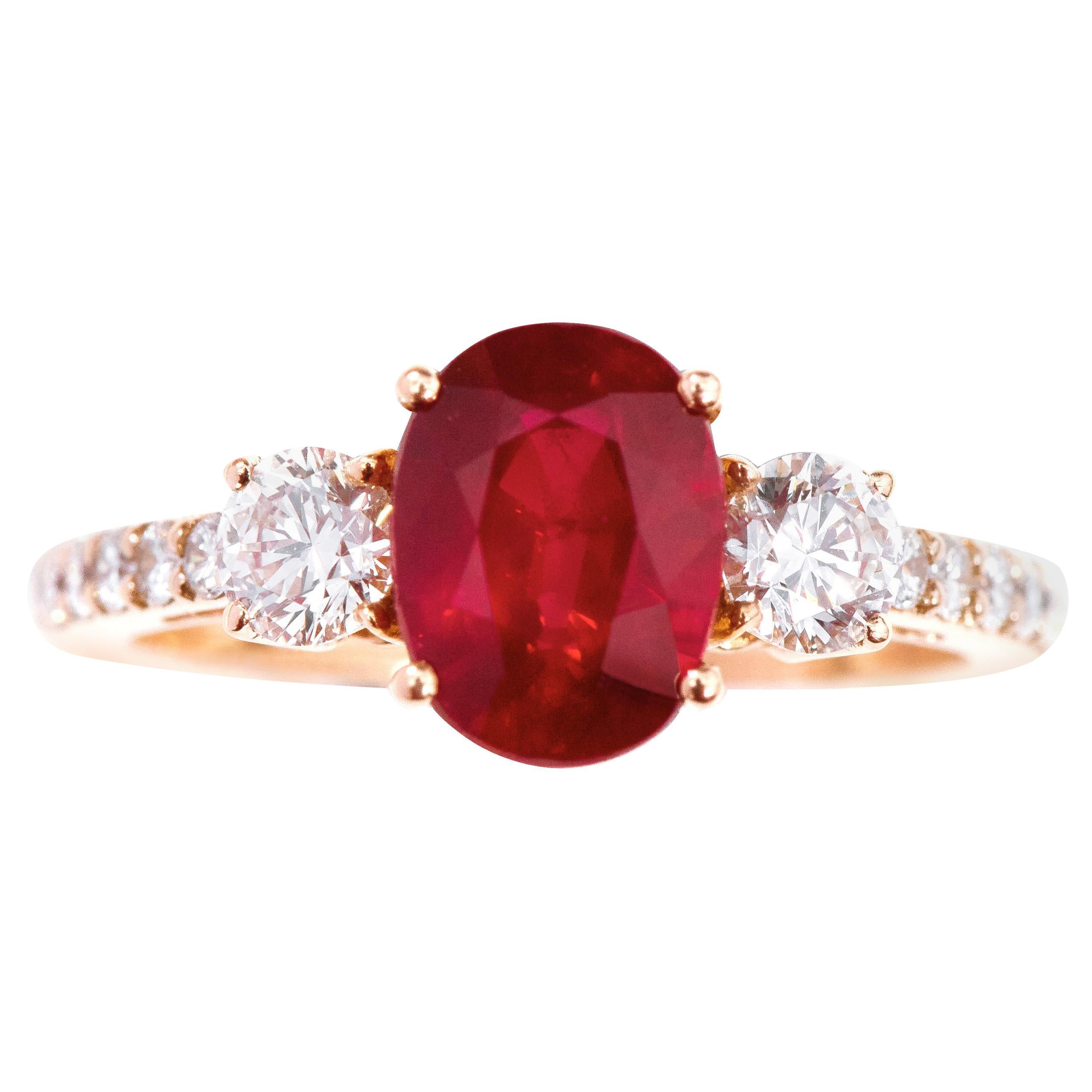 Bague à trois pierres en or rose 18 carats avec rubis taille ovale de 2,77 carats et diamants en vente