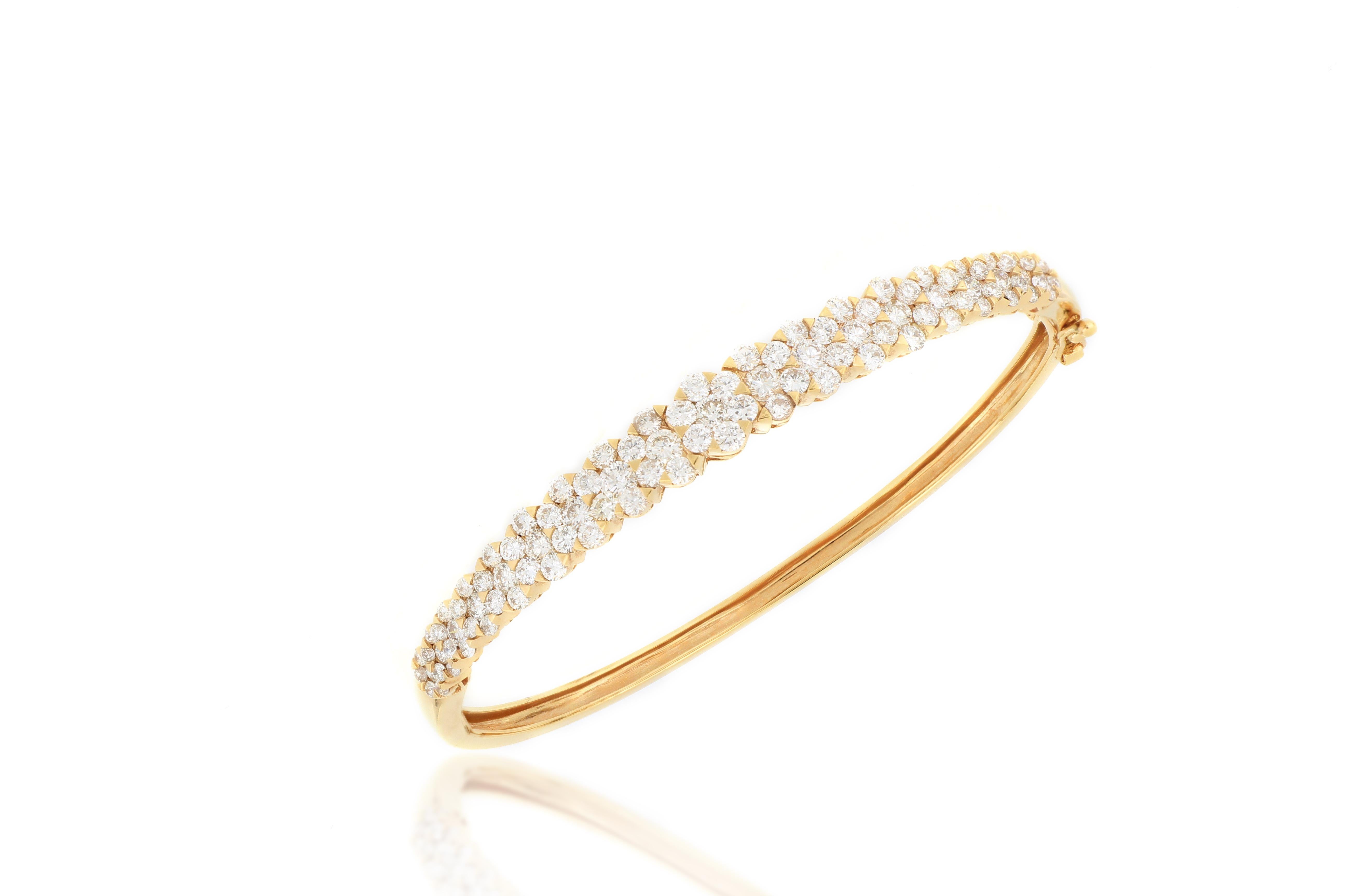 An classic diamond bangle, composed of clusters of brilliant-cut diamonds weighing 3.28 carats, mounted in 18 karat rose gold.
A very beautiful and sparkling piece of jewellery 
O’Che 1867 is renowned for its high jewellery collections with fabulous