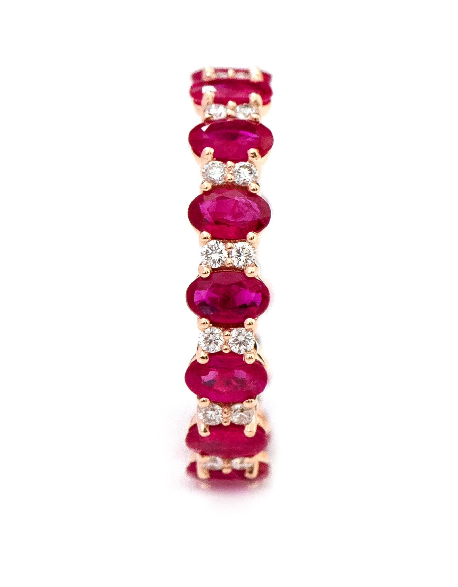18 Karat Rose Gold 4.00 Carat Oval-Cut Ruby and Diamond Eternity Band Ring In New Condition For Sale In Jaipur, IN