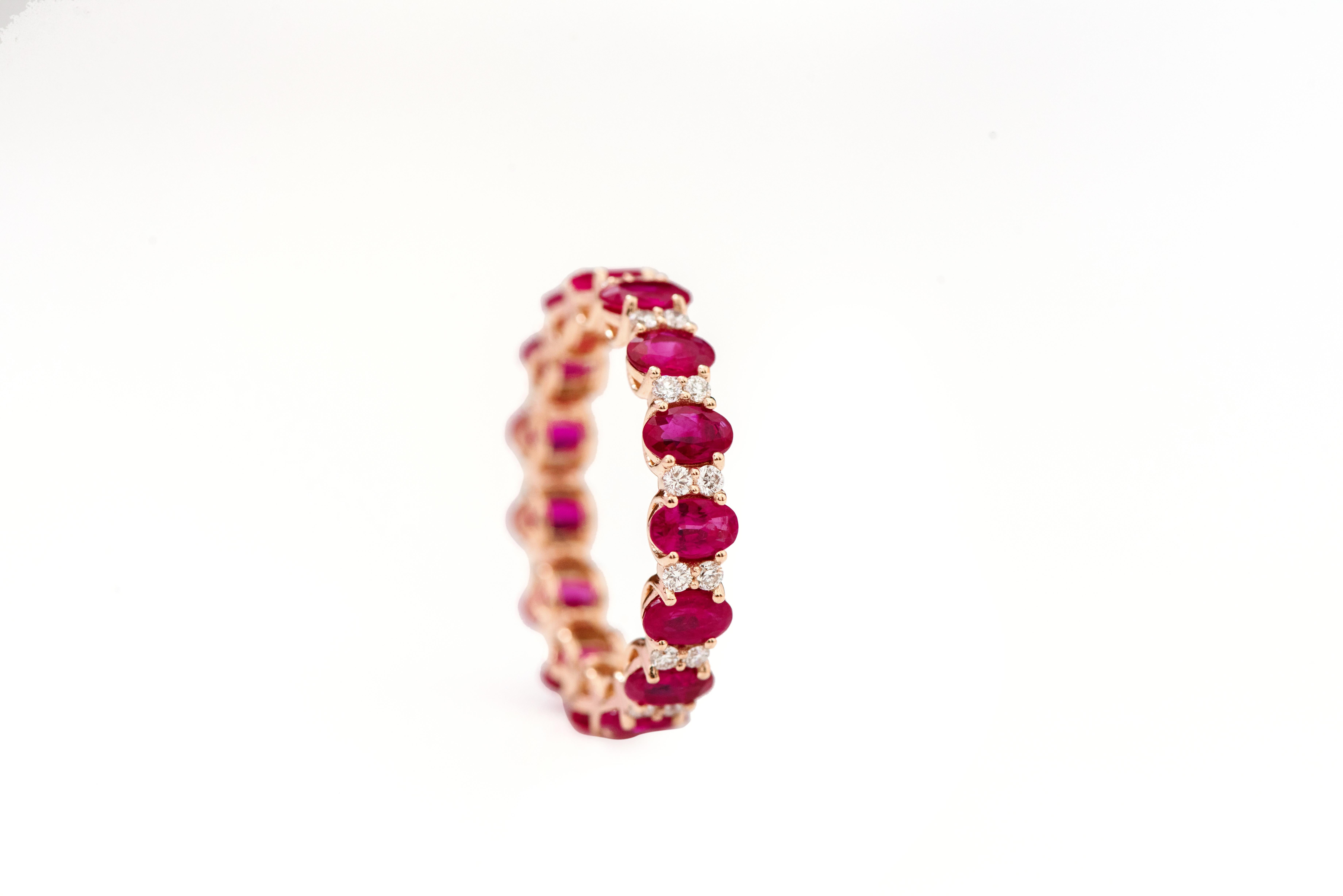 18 Karat Rose Gold 4.00 Carat Oval-Cut Ruby and Diamond Eternity Band Ring For Sale 2