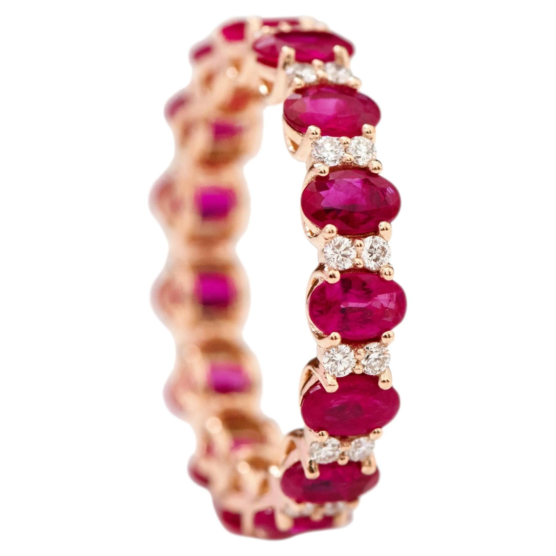 Moderne Juli Geburtsstein Rubin und Diamant Ewigkeitsring 4,00 CTW 18K Rose Gold