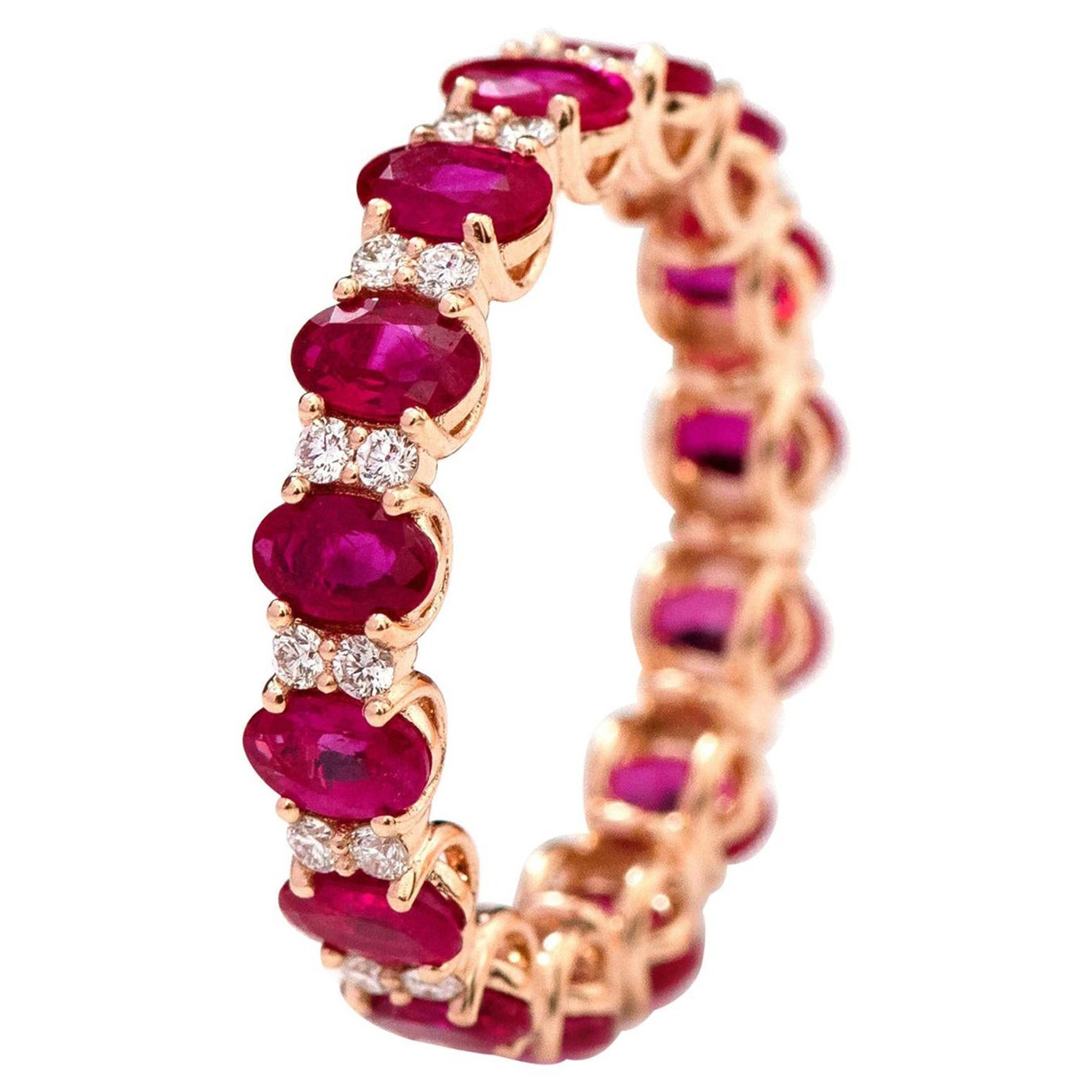 Anello a fascia per l'eternità in oro rosa 18 carati con rubino taglio ovale e diamanti da 4,00 carati