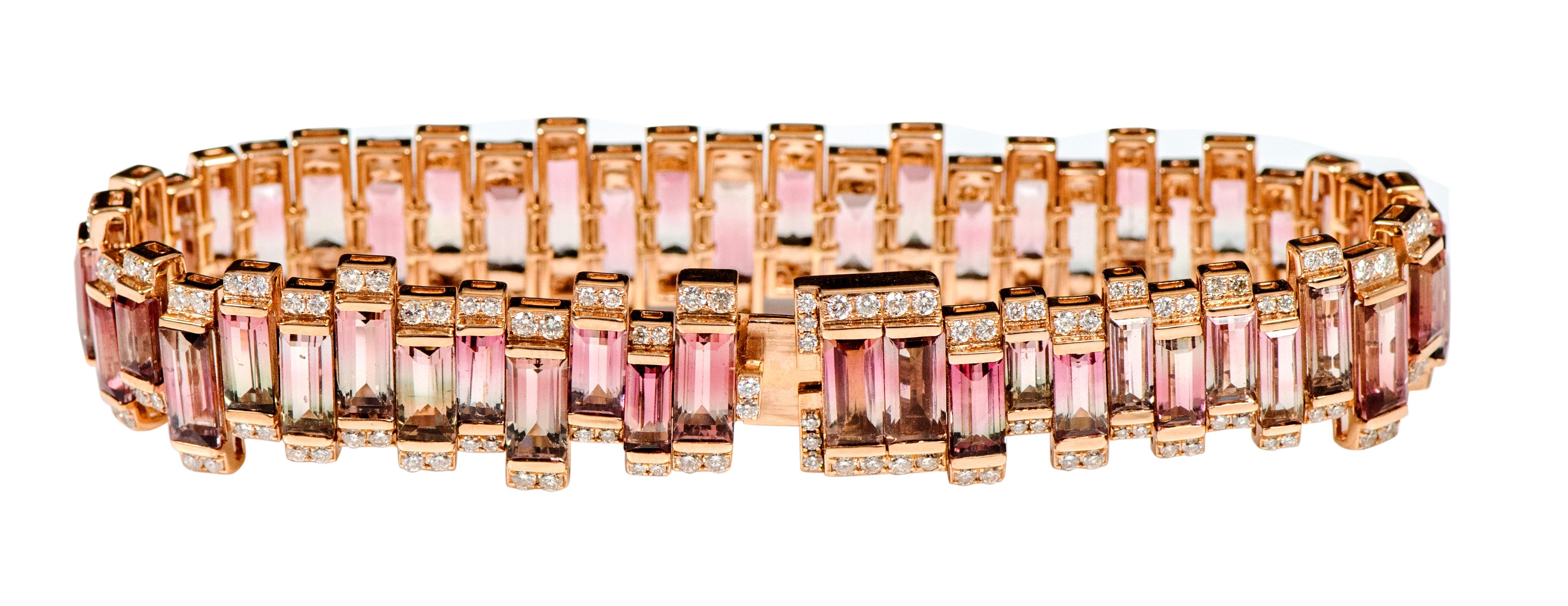 bracelet tennis moderne en or rose 18 carats avec tourmaline bicolore de 42,25 carats et diamants

Ce bracelet tennis articulé bicolore en tourmaline rose magenta et vert grisâtre et diamants est glorieux. La tourmaline bicolore solitaire baguette
