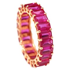 Anello a fascia completa in oro rosa 18 carati con rubino taglio smeraldo da 5,63 carati