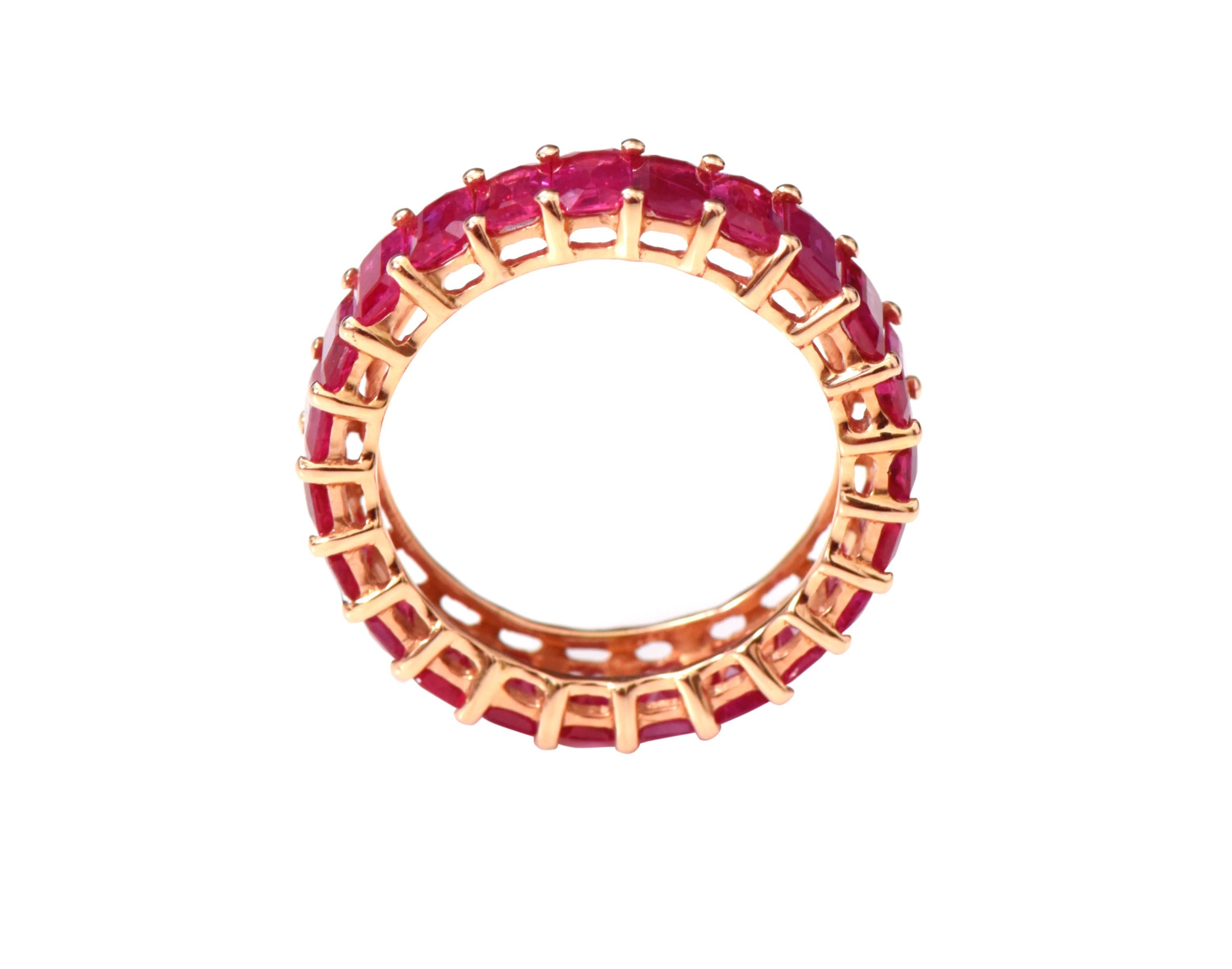 Bague en or rose 18 carats 5,63 carats Rubis taille émeraude Unisexe en vente