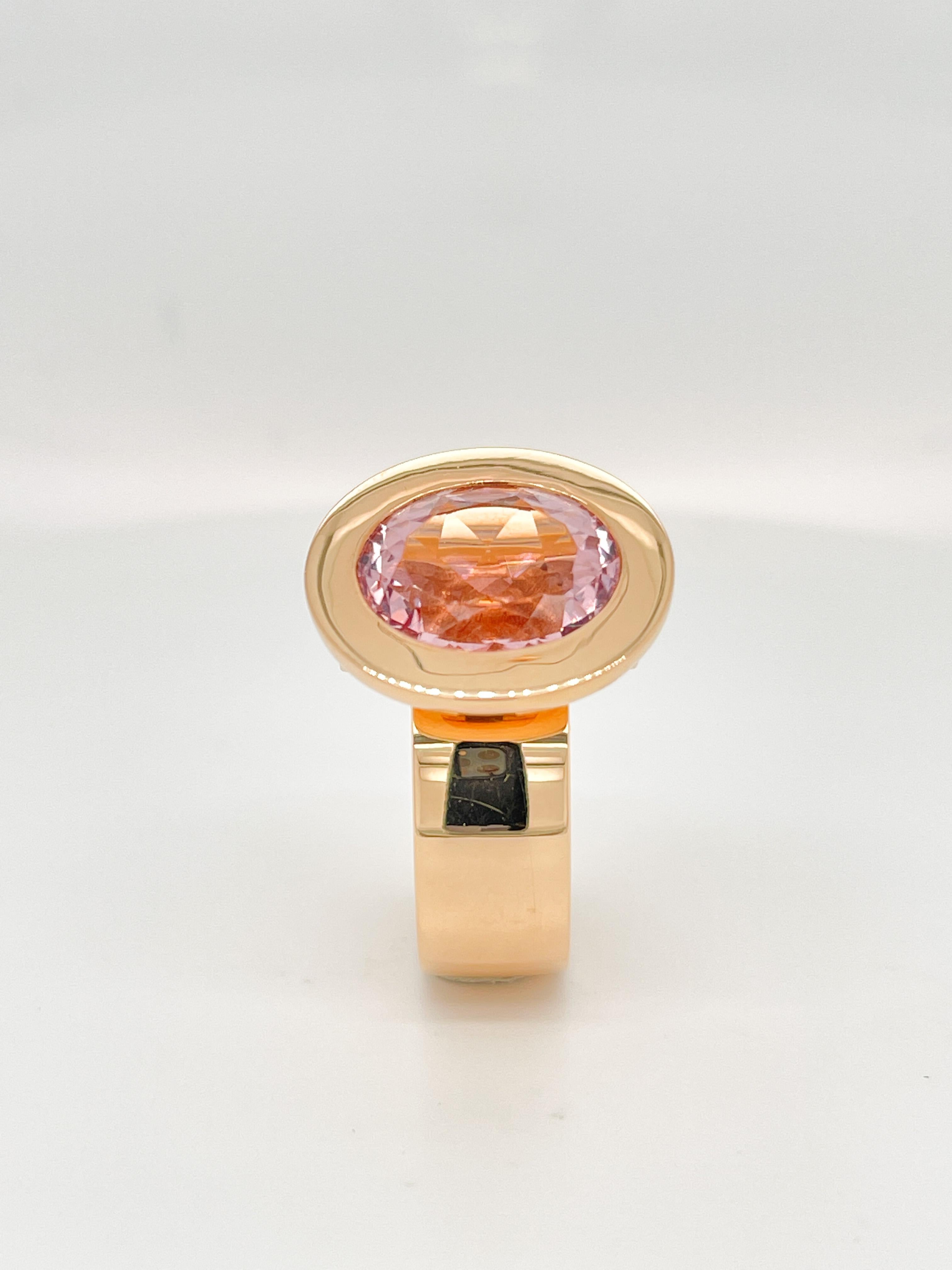 18 Karat Rose Gold Cocktail Ring featuring a 6.14 Carat soft warm morganite stone.

Oval cut measuring 14 x 11mm.
The Morganite is supported by 2 VS1 G diamonds weighing 0,20 ct.

This ring's design is an elegant reimagination of Jochen Leen's