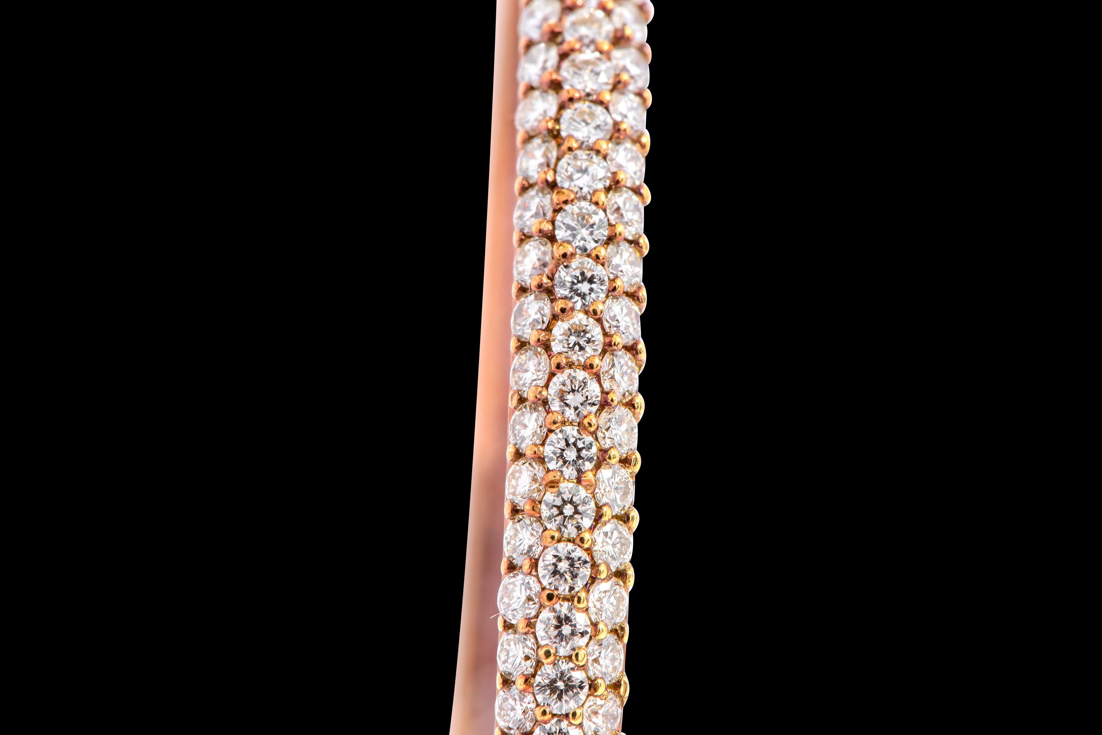 18 Karat Roségold 6,54 Karat Pavé-gefasster Diamant-Armreif mit drei Reihen im Zustand „Neu“ im Angebot in Jaipur, IN