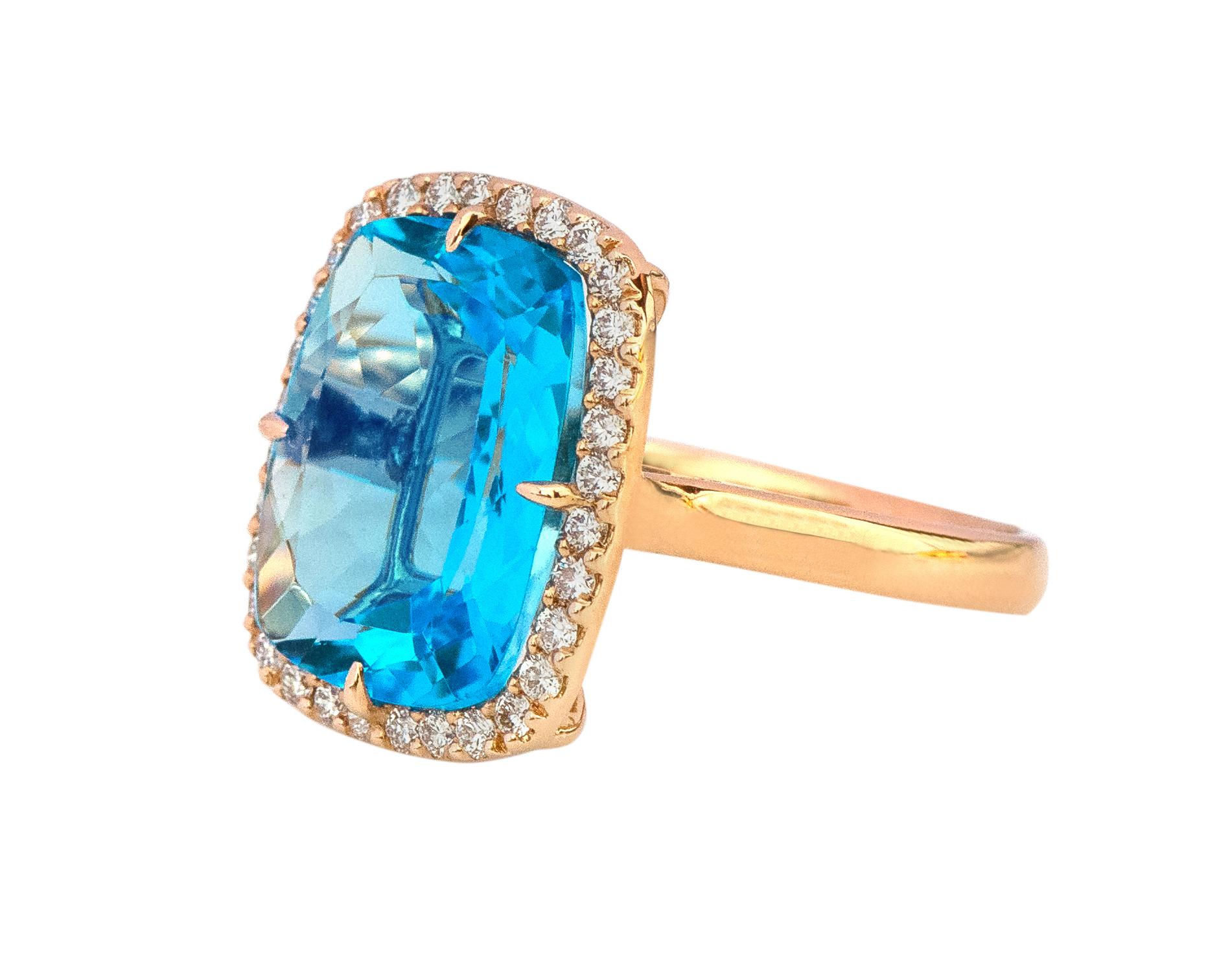 Anillo de cóctel de oro rosa de 18 quilates, topacio azul talla cojín de 8,15 quilates y diamantes Moderno en venta