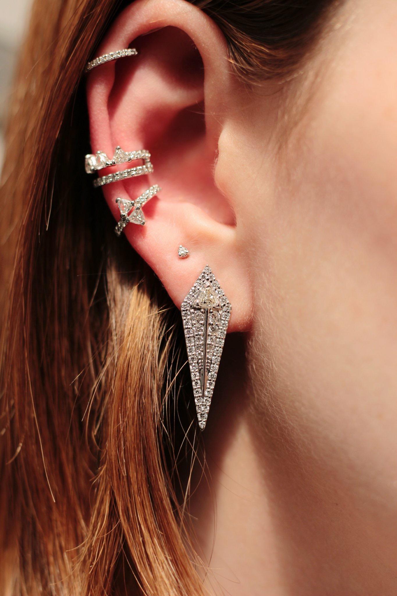 Contemporary 18 Karat Rose Gold and 2.72 Carat Colorless Diamond Arrow Studs Earrings For Sale