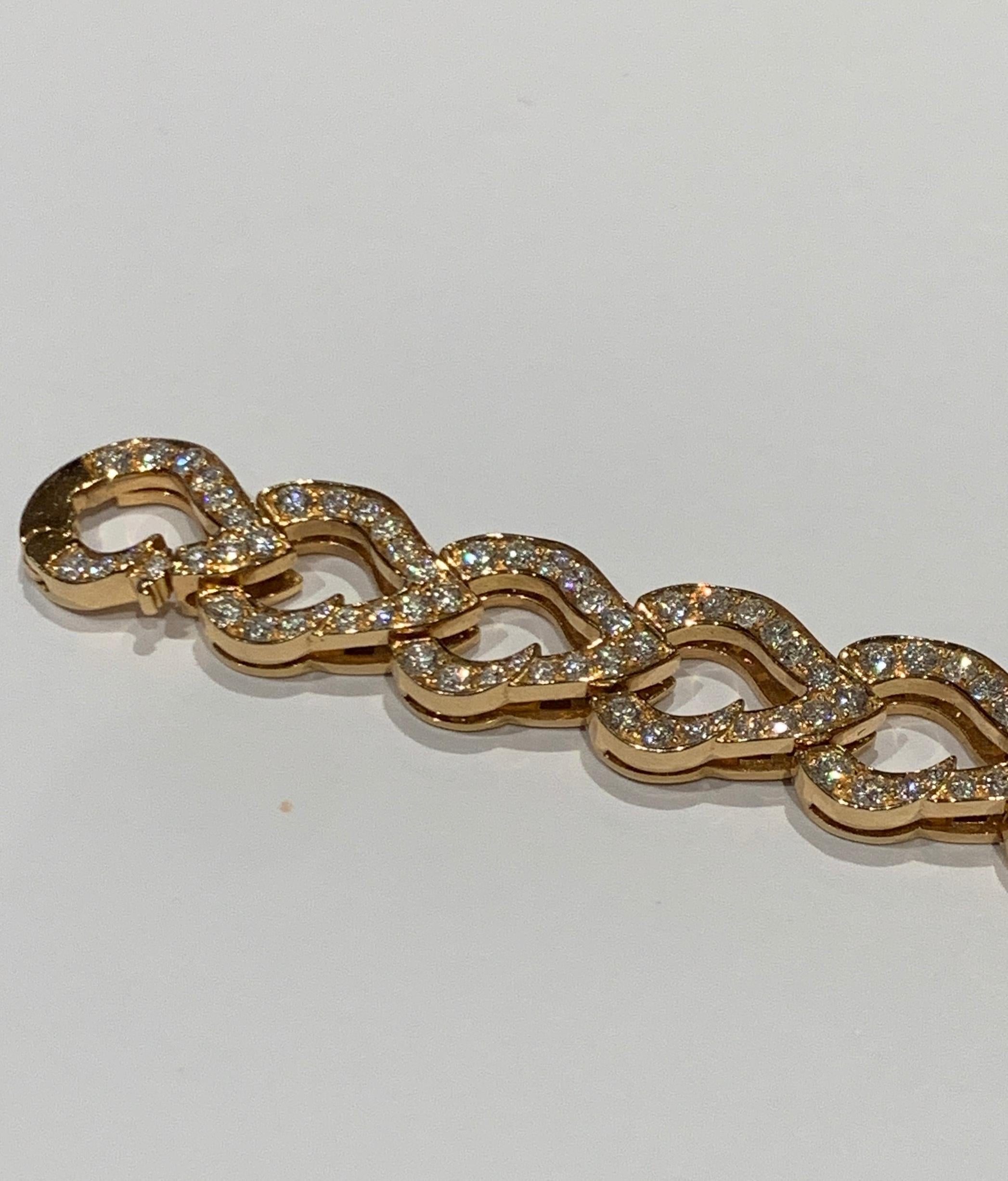 An elegant and timeless chain created from interlocked Kashmir design drops set with brilliant cut diamonds, delicately encircles the wrist.
The clasp is made invisible. This work of precision makes the bracelet unique.
Once worn, it will look like
