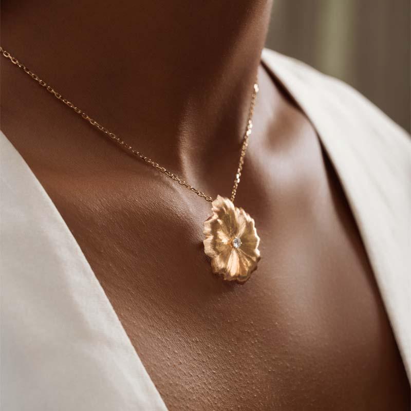 Drawing from the narrative of the “Dewdrops of the Desert,” the Fleur de Sable collection comes to life. Found in arid landscapes, desert rose formations
symbolise resilience, silently advocating for the preservation and profound appreciation of