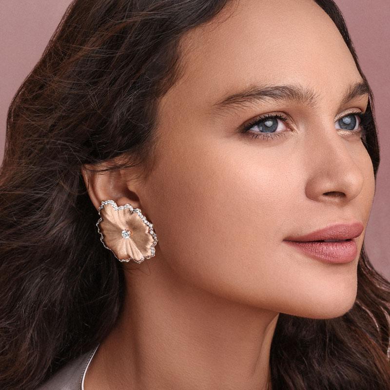 Drawing from the narrative of the “Dewdrops of the Desert,” the Fleur de Sable collection comes to life. Found in arid landscapes, desert rose formations
symbolise resilience, silently advocating for the preservation and profound appreciation of