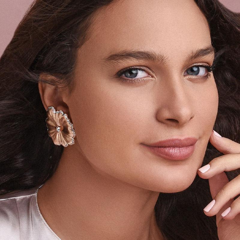 Contemporary 18 Karat Rose Gold and Diamonds Earrings For Sale