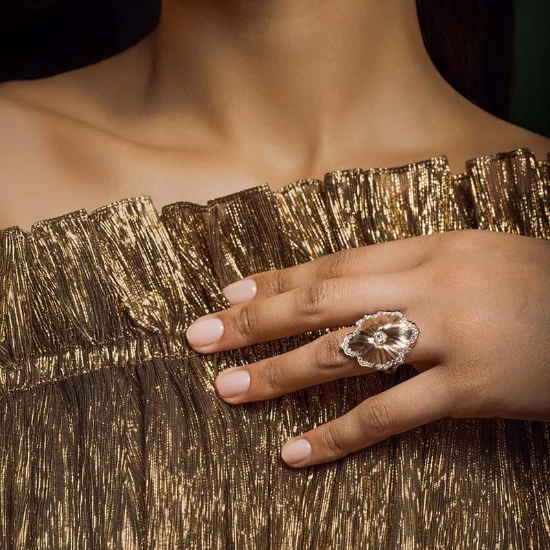 Drawing from the narrative of the “Dewdrops of the Desert,” the Fleur de Sable collection comes to life. Found in arid landscapes, desert rose formations
symbolise resilience, silently advocating for the preservation and profound appreciation of