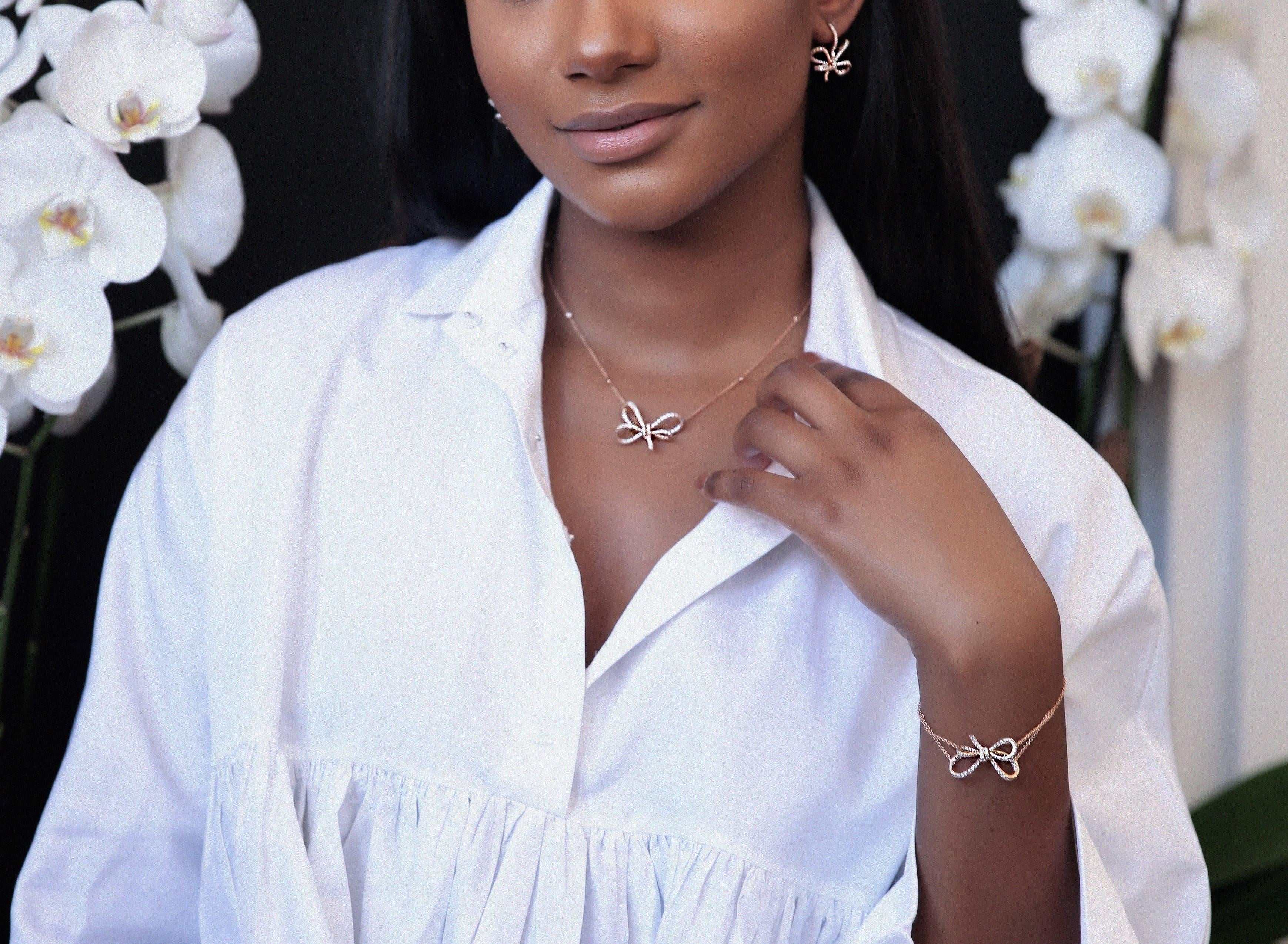 Ciondolo a forma di fiocco in oro rosa 18 carati e diamanti bianchi In condizioni Nuovo in vendita a Mayfair, London, GB