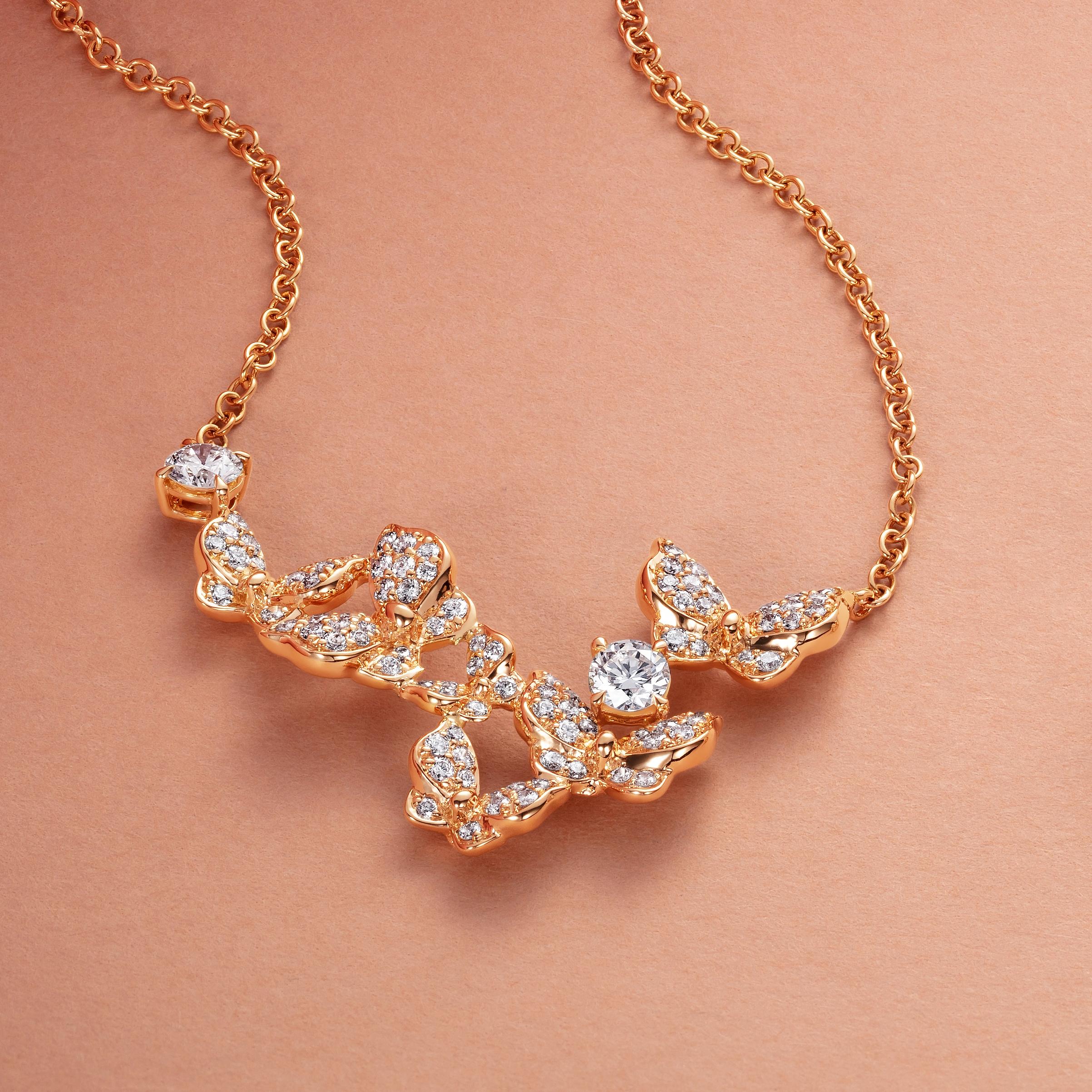 Necklace crafted in 18K Rose Gold
Round Brilliant Diamonds GVS + = 0.98 carats
Chain length = 42 cm

The video contains item ref LU638318201222 and LU638318201182.
However, this listing is for item LU638318201222 only.
If you would like to purchase