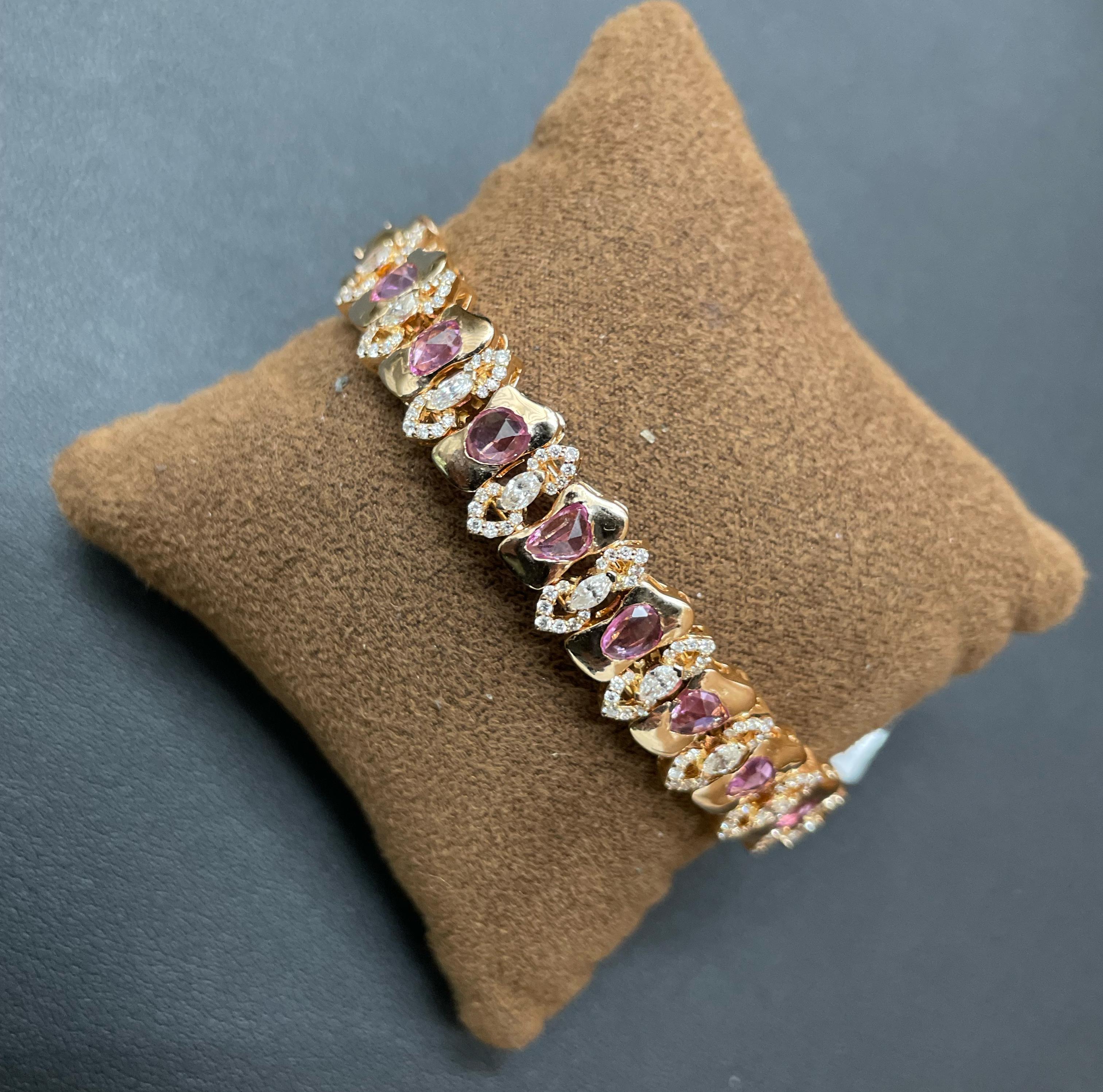 18 Karat Rose Gold Arabesque Bangle with Pink Sapphires In New Condition For Sale In Abu Dhabi, Abu Dhabi