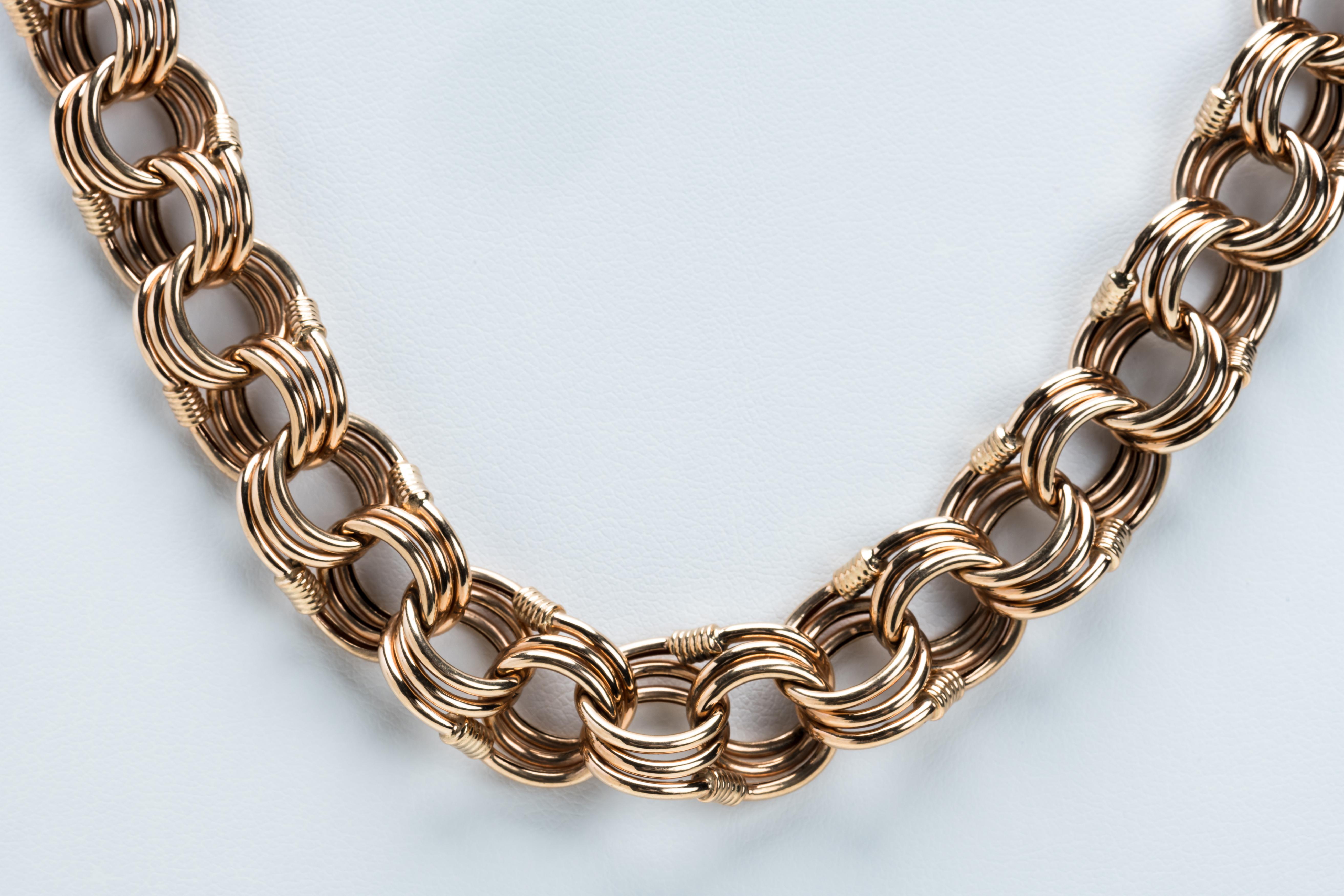 This beautifully designed 18 karat rose gold necklace has triple looped intertwined circular links with a double safety clasp. stamped Industria Argentina 750.

Size: L: 20