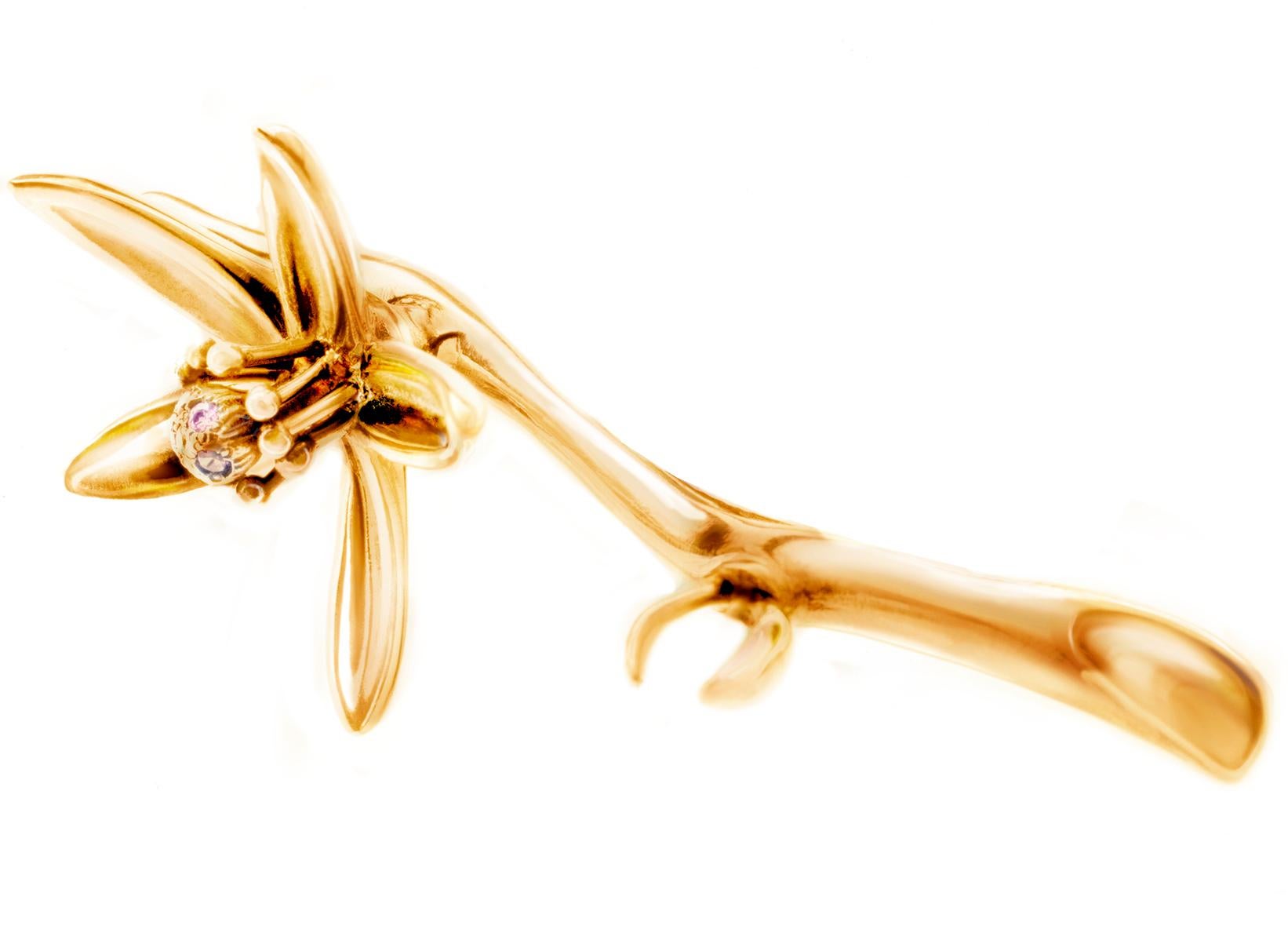 Este Broche Escultural Flor Naranja de Oro Rosa de 18 Kilates tiene Diamantes y Espinela. El anillo de esta colección apareció en un editorial de Vogue. Diseñada por la pintora al óleo Polya Medvedeva, esta pieza fue creada por un talentoso joyero