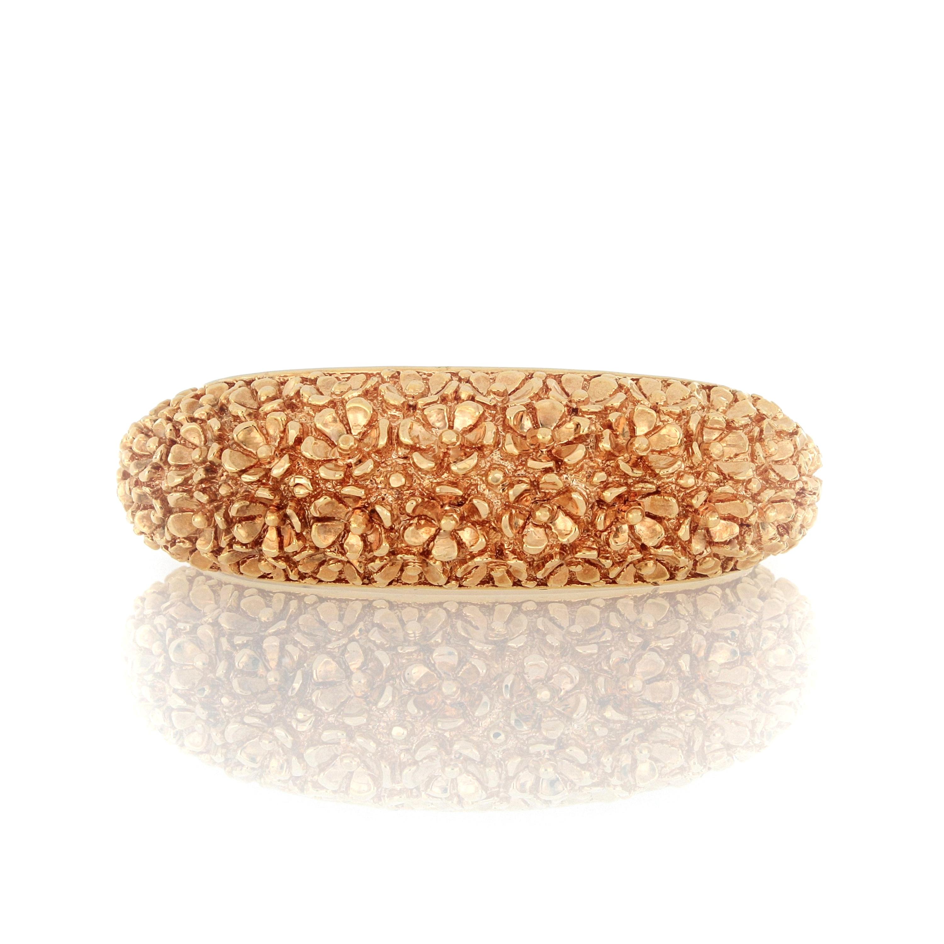 18 Karat Rose Gold Bangle, Italian made with fabulous craftsmanship, very unique, stylish and elegant.
O’Che 1867 was founded one and a half centuries ago in Macau. The brand is renowned for its high jewellery collections with fabulous designs. Our