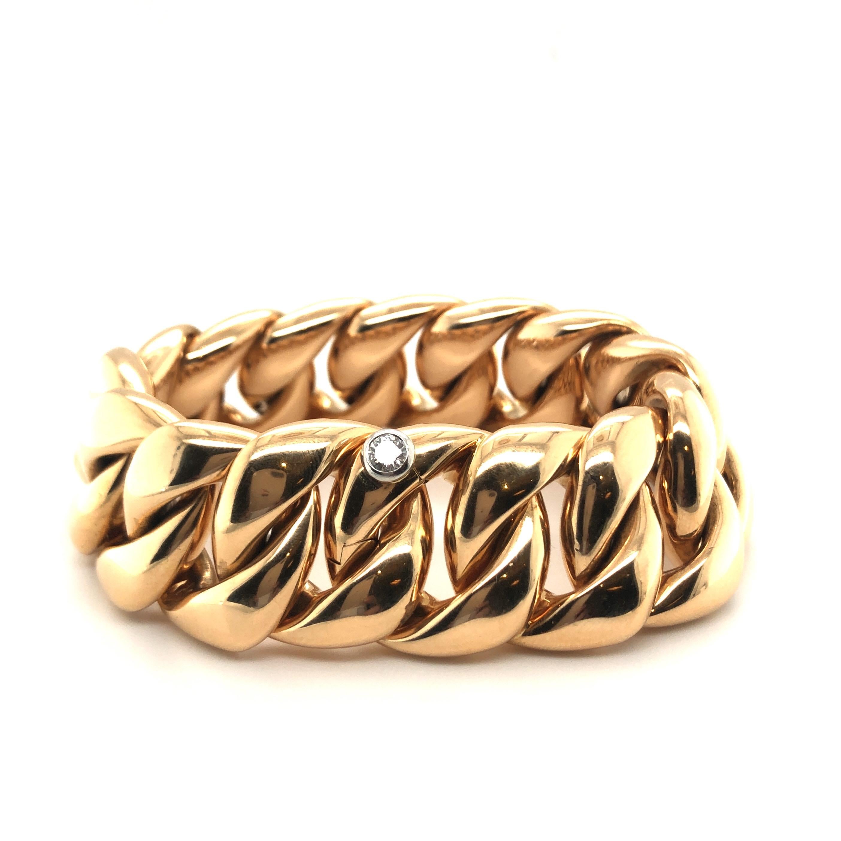 Stylish 18 karat rose gold curb chain bracelet by Isabelle Fa. The clasp of the bracelet is embellished with a sparkling diamond of approximately 0.3 carats collet-set in platinum.
The German brand Isabelle Fa is world famous for its impeccably