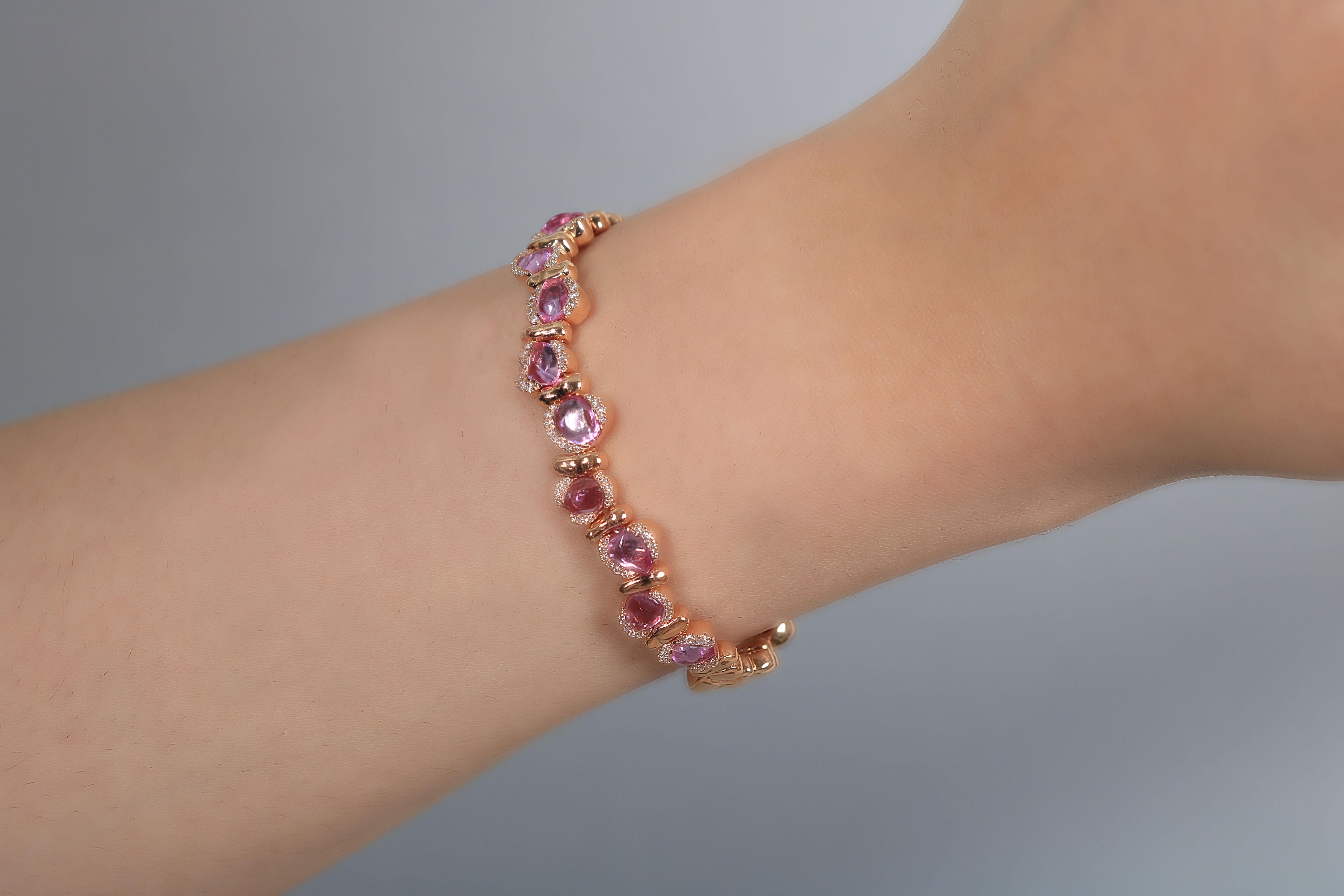 Un bracelet en or rose parfait, conçu pour être porté tous les jours. Avec de délicats petits saphirs entourés de diamants blancs pavés et de lignes organiques. Vous pouvez l'empiler avec d'autres bracelets ou avec votre montre préférée.

-Clarté du