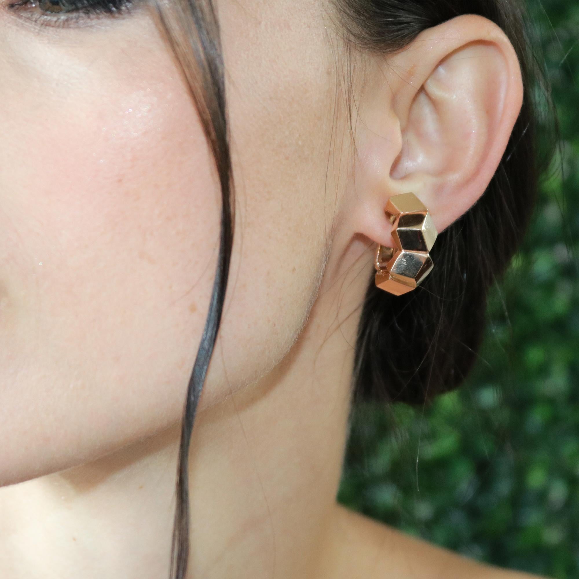 18 Karat Rose Gold Brillante Huggie Earrings In New Condition In Miami beach, FL