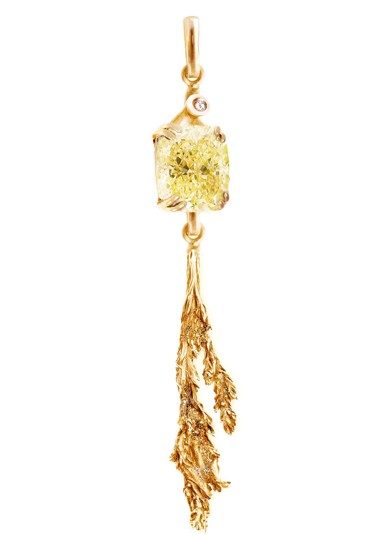 La broche contemporaine Juniper (7 cm) est réalisée en or rose 18 carats et présente un diamant jaune certifié de taille coussin (SI, Y-Z, 2,02 carats au total). La collection a déjà fait l'objet d'un article dans Vogue S et a été mentionnée dans la