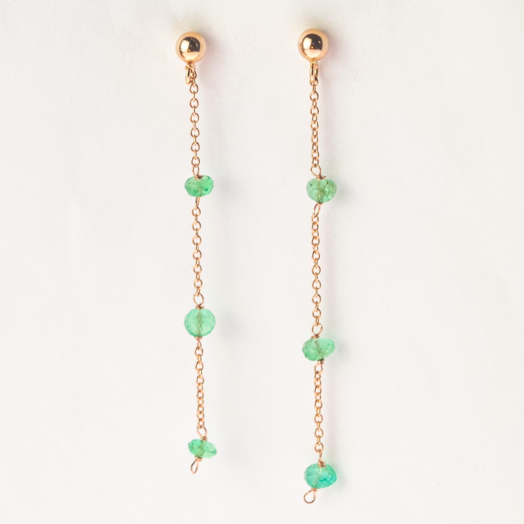 Intini Jewels signature quality on a modern and contemporary design jewel. Stunning earrings with three emerald rondelles embellished with a 18 karat rose / pink gold chain.

An elegant touch of glamour at your fingertips. Let yourself be tempted by