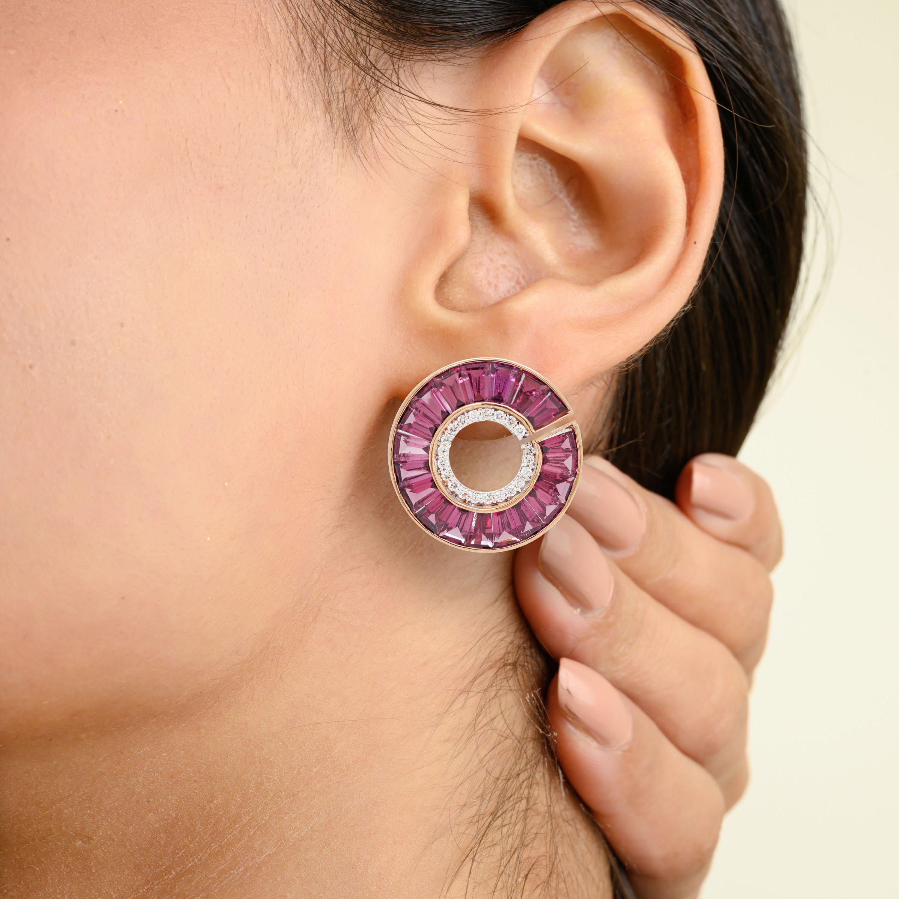 Questi orecchini in oro rosa realizzati a mano in 18 carati sono un gioiello lussuoso e contemporaneo, progettato per affascinare con la loro sofisticata miscela di colori e scintille. Gli orecchini hanno una forma a spirale aperta o a mezzaluna,