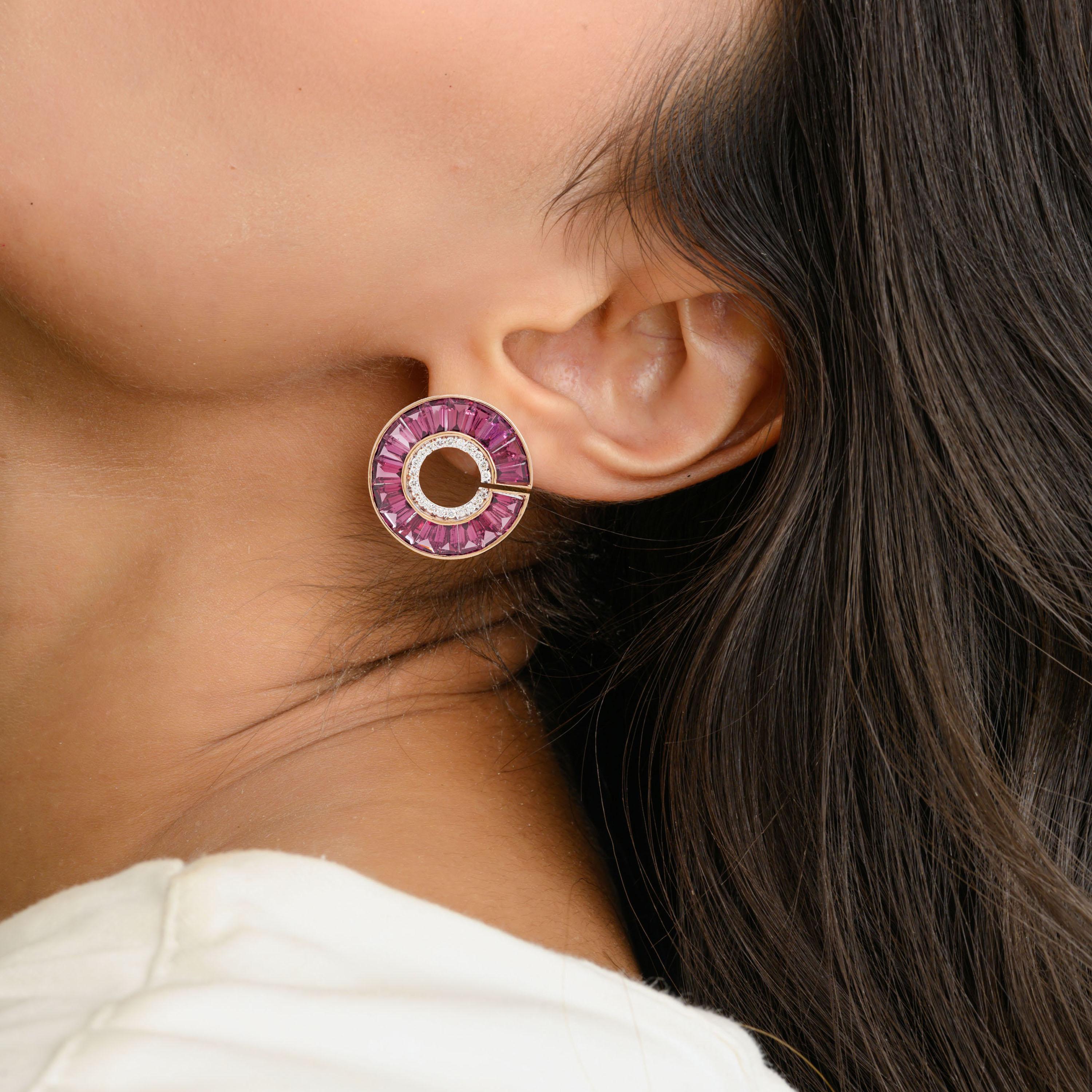 Contemporaneo Orecchini con canali in oro rosa 18 carati con rodolite e baguette affusolata in vendita