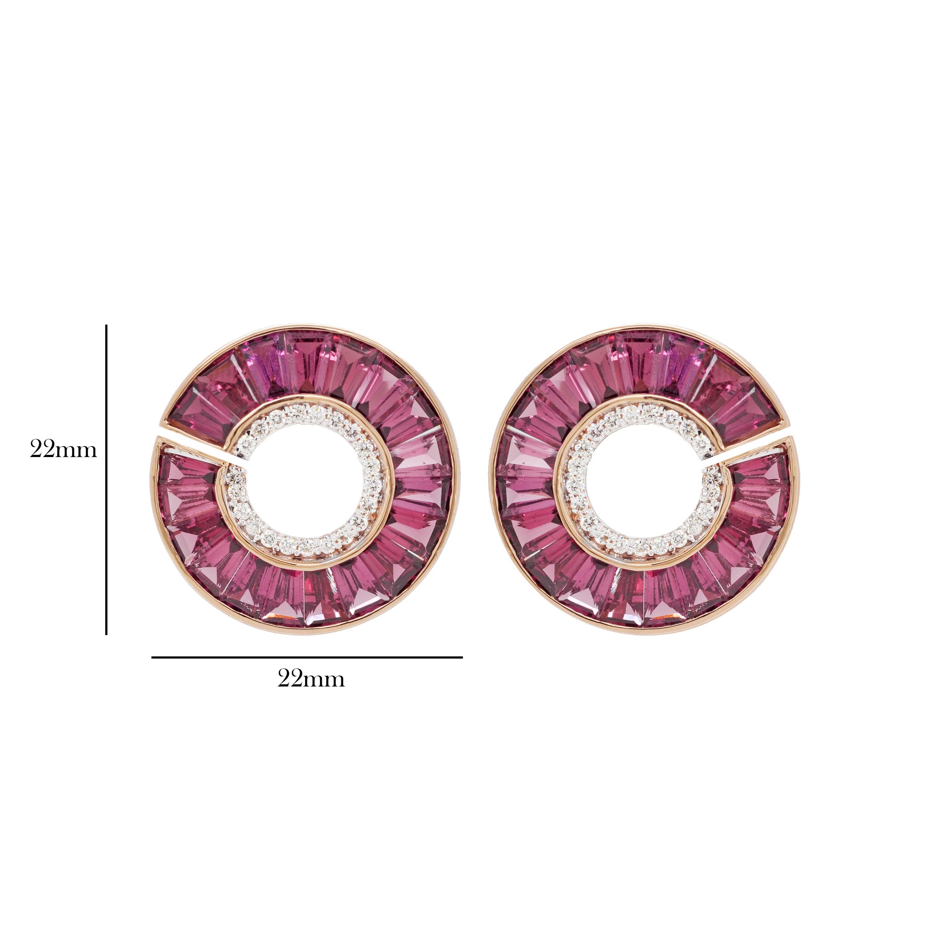 Orecchini con canali in oro rosa 18 carati con rodolite e baguette affusolata In condizioni Nuovo in vendita a Jaipur, Rajasthan