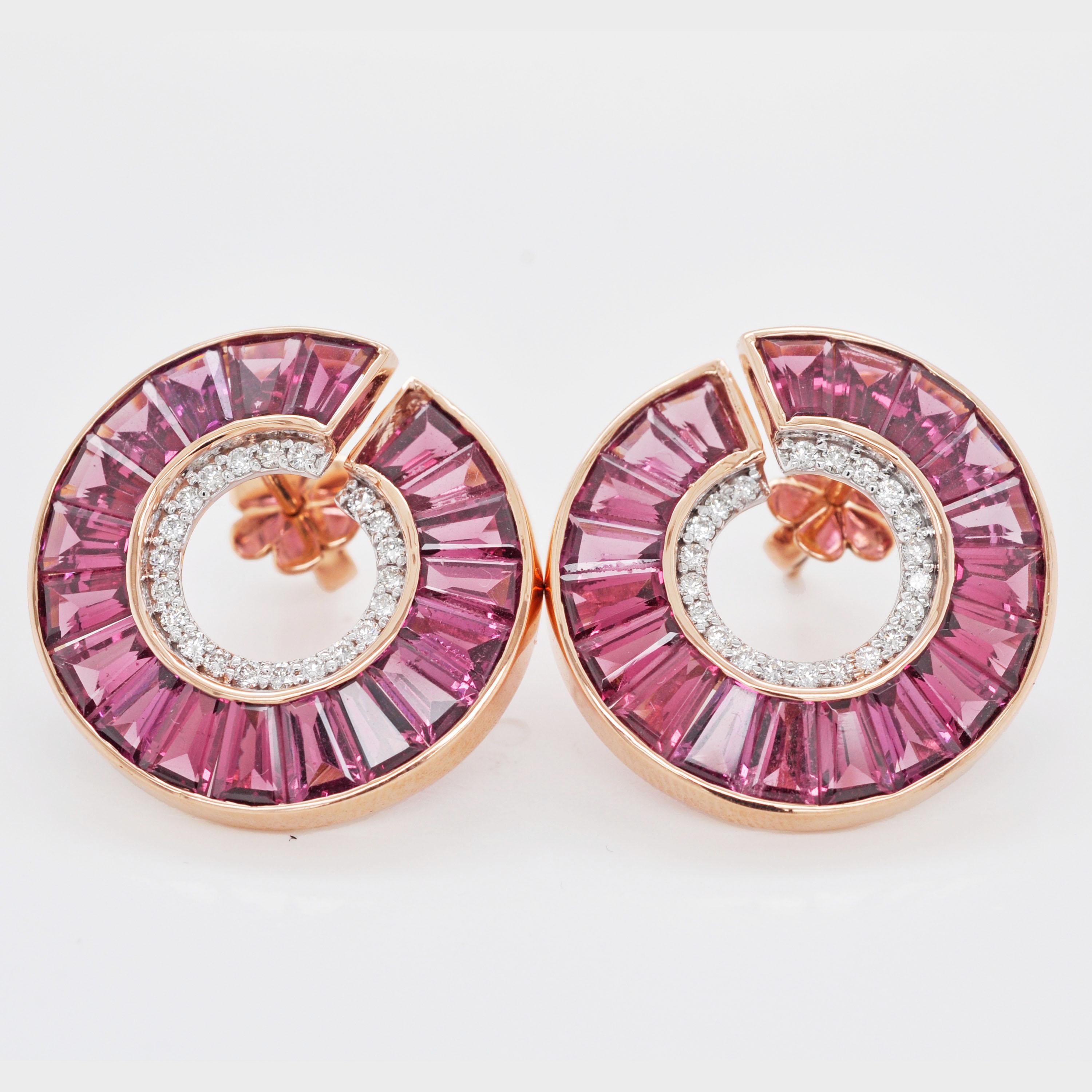 Donna Orecchini con canali in oro rosa 18 carati con rodolite e baguette affusolata in vendita