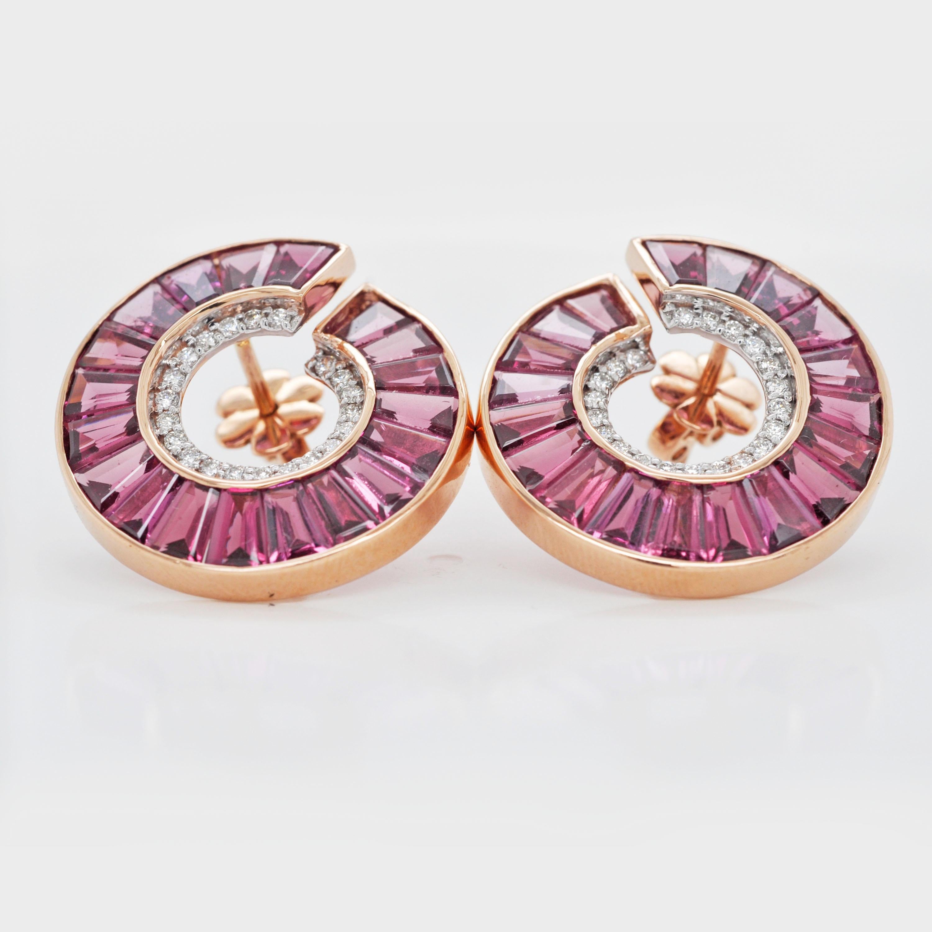 Orecchini con canali in oro rosa 18 carati con rodolite e baguette affusolata in vendita 1