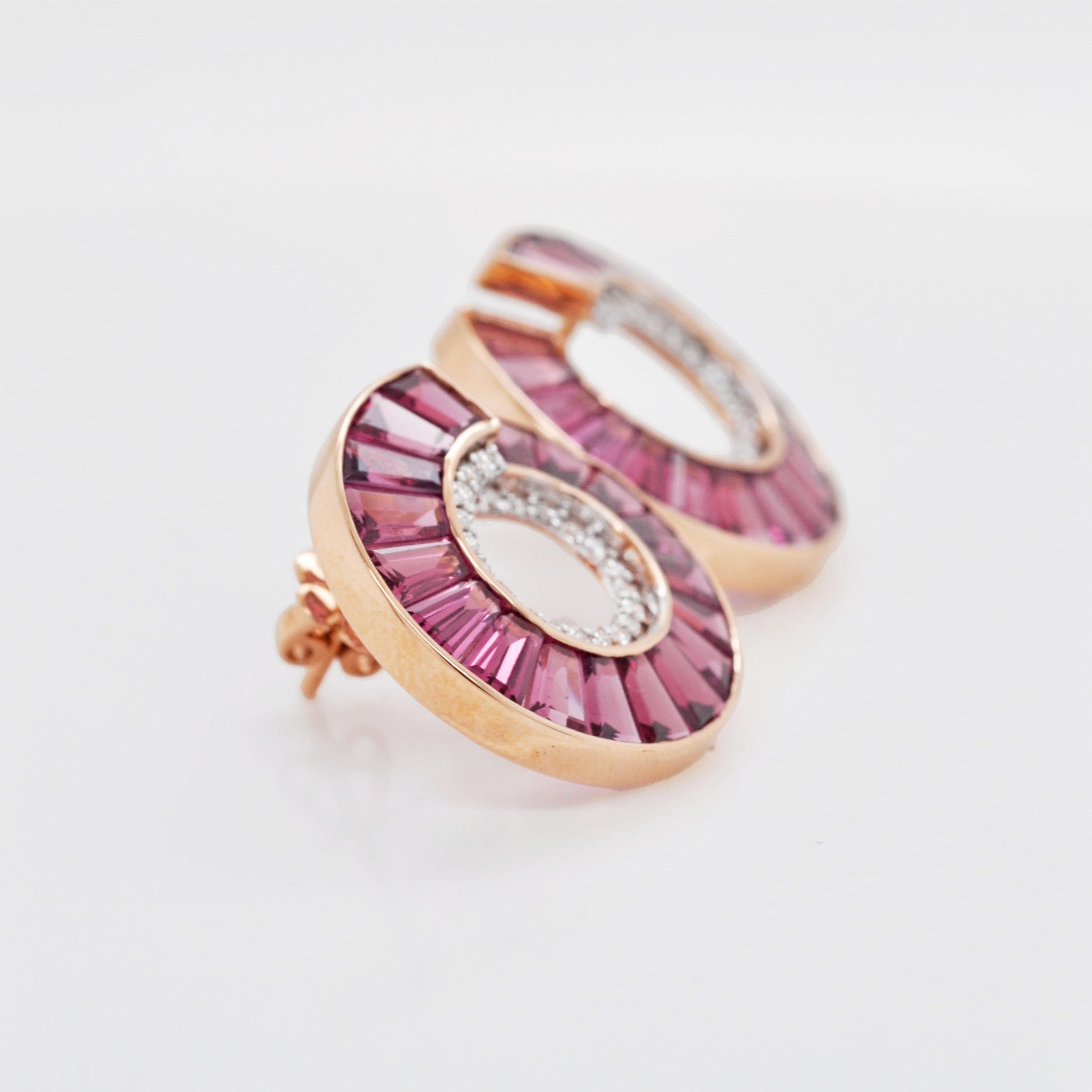 Orecchini con canali in oro rosa 18 carati con rodolite e baguette affusolata in vendita 2