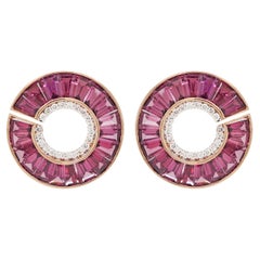 Pendientes de oro rosa de 18 quilates con canal de rodolita y baguettes cónicas curvas