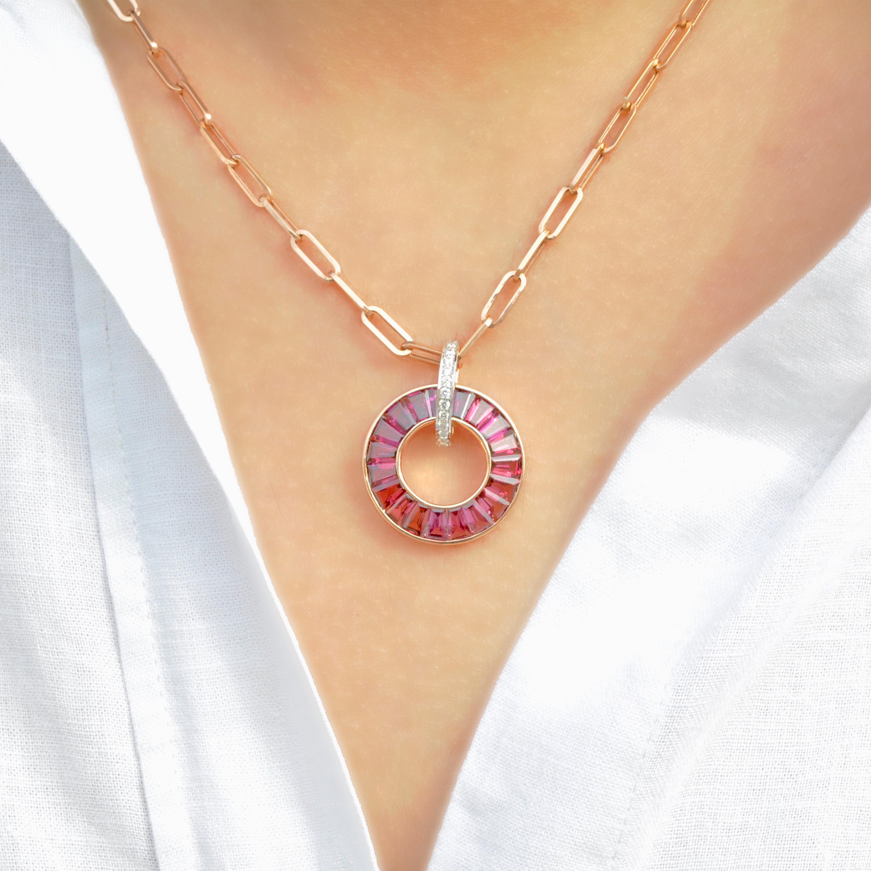 Voici notre collier à pendentif circulaire en or rose 18 carats avec grenat rhodolite et diamant, une fusion fascinante de sophistication et de design contemporain. Réalisé en or 18 carats, ce pendentif présente un cercle gracieux orné de pierres