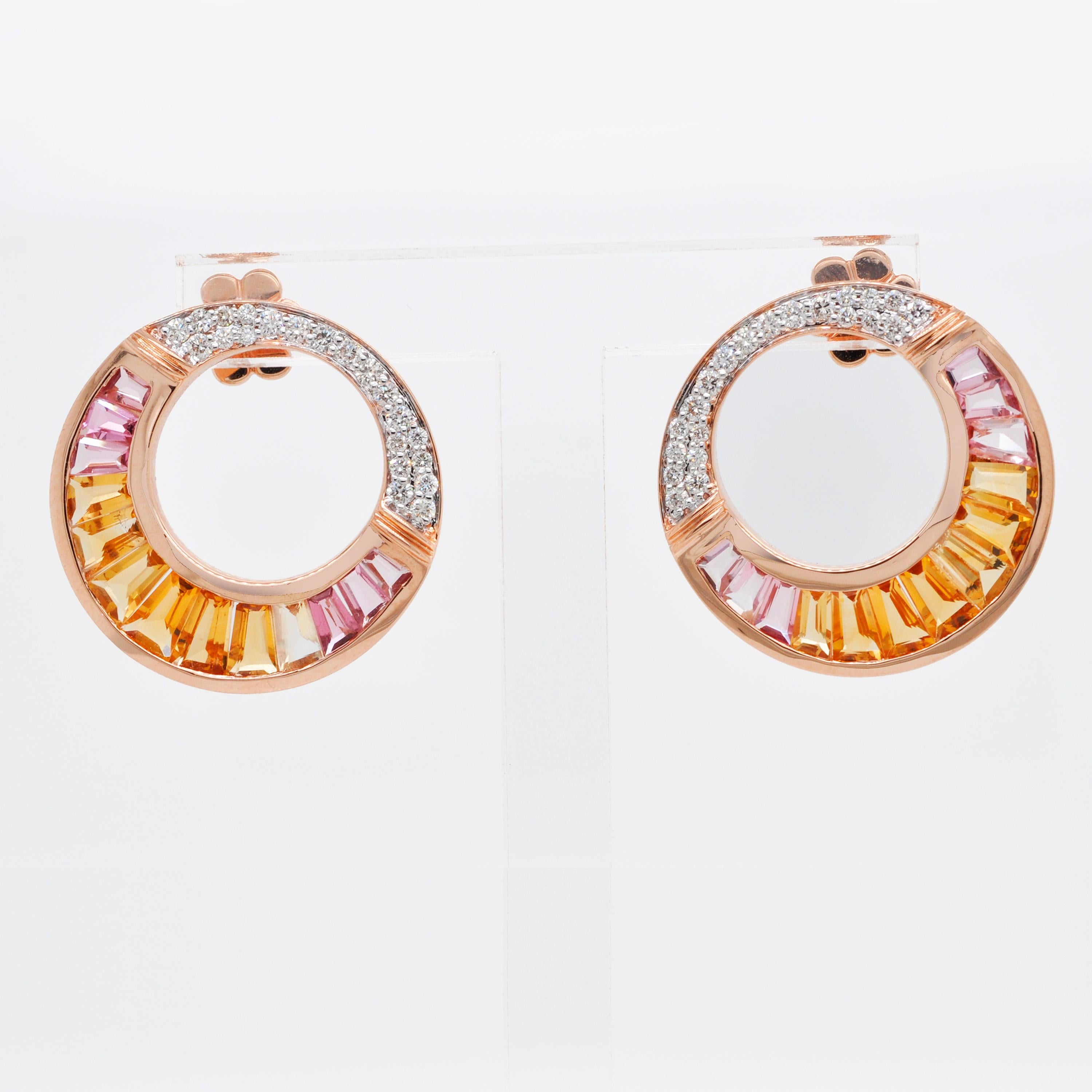Orecchini a perno in oro rosa 18 carati con citrino e tormalina rosa baguette e diamanti.

Questi orecchini a perno circolari in oro rosa 18 carati con baguette di citrino e tormalina verde e diamanti si ispirano ai gioielli indossati da Cleopatra