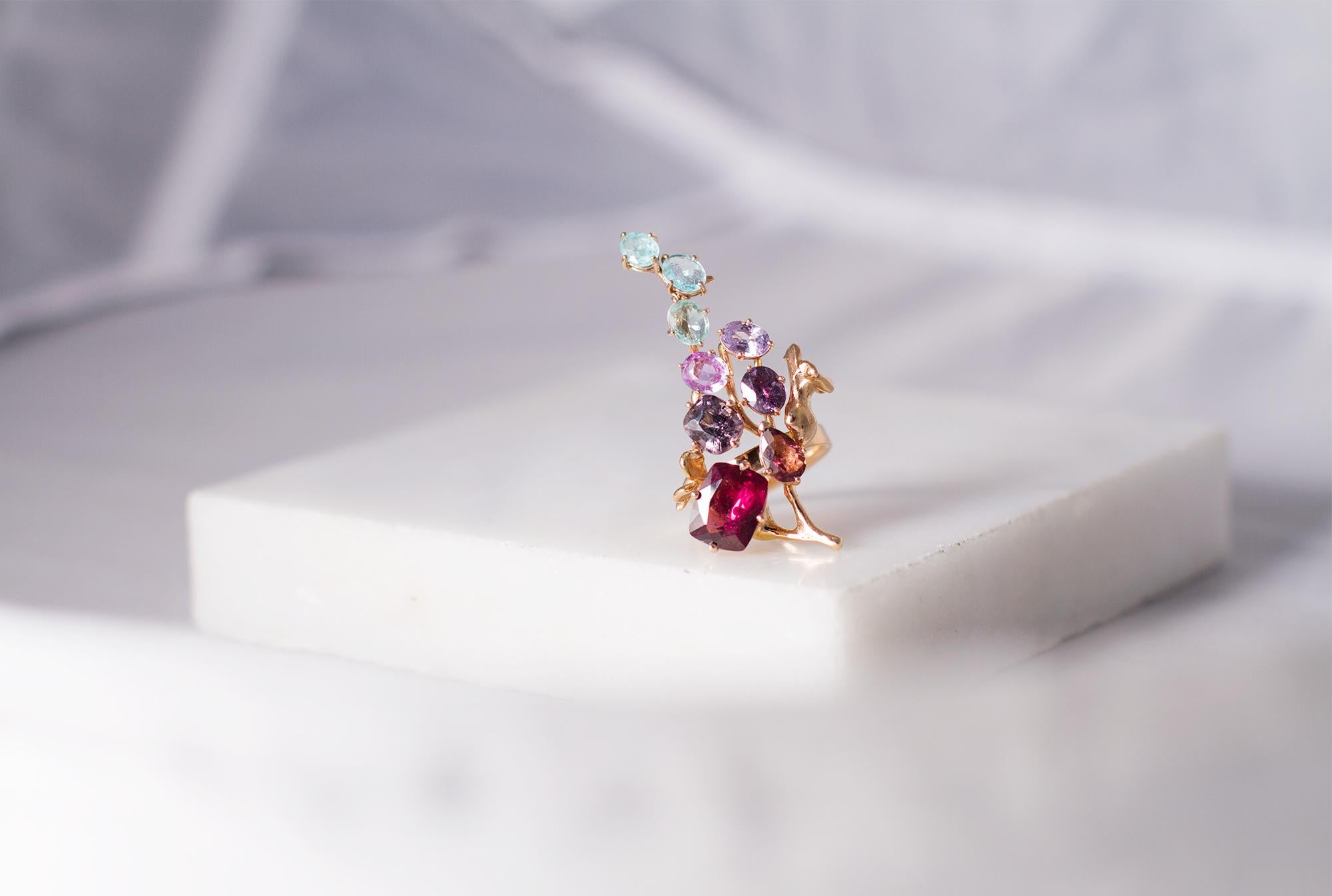 Rose Gold Cluster Ring with Fourteen Carats Pink Sapphires and Spinel For Sale 1