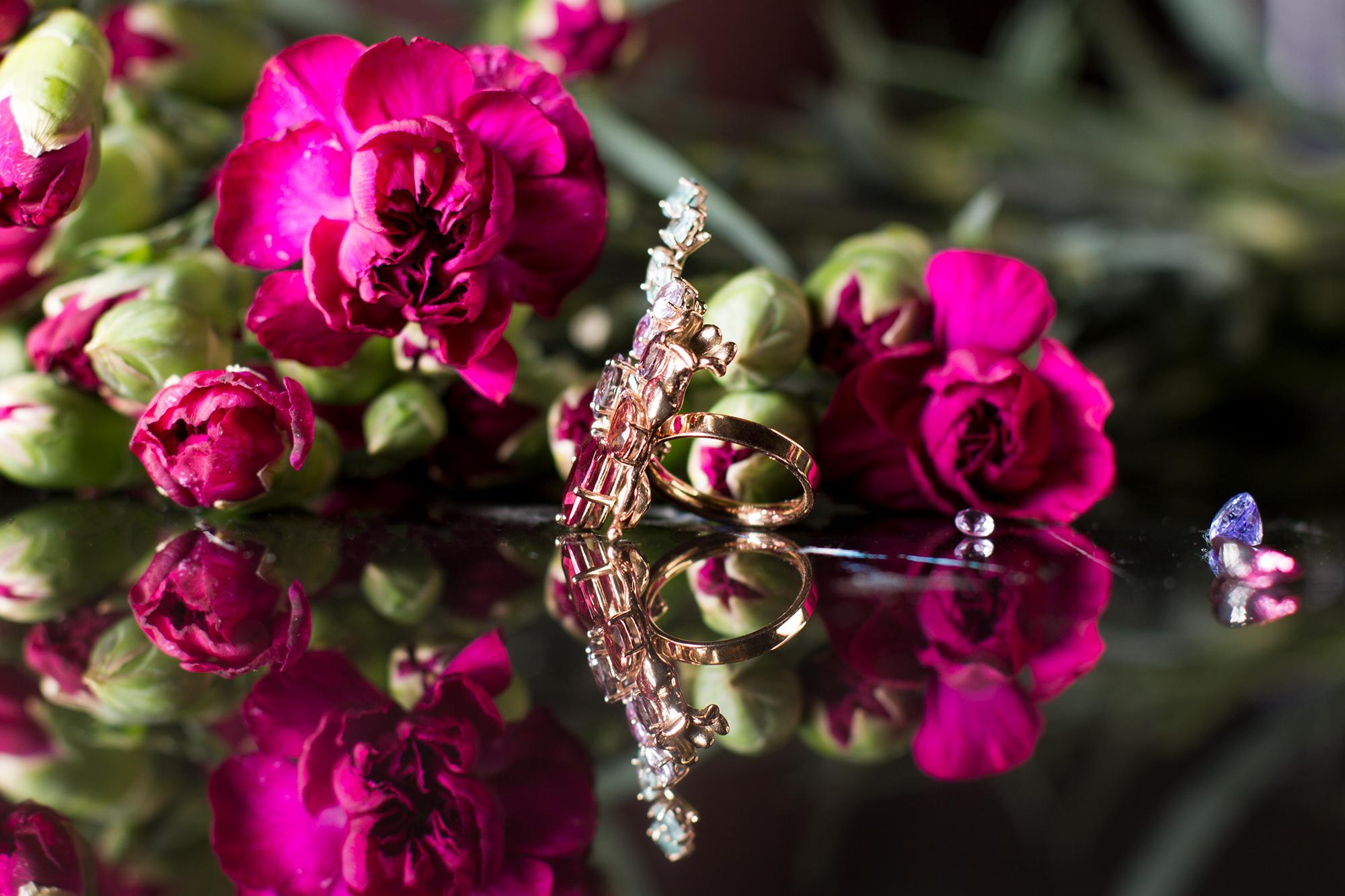 Bague grappe en or rose avec saphirs roses de quatorze carats et spinelle en vente 12