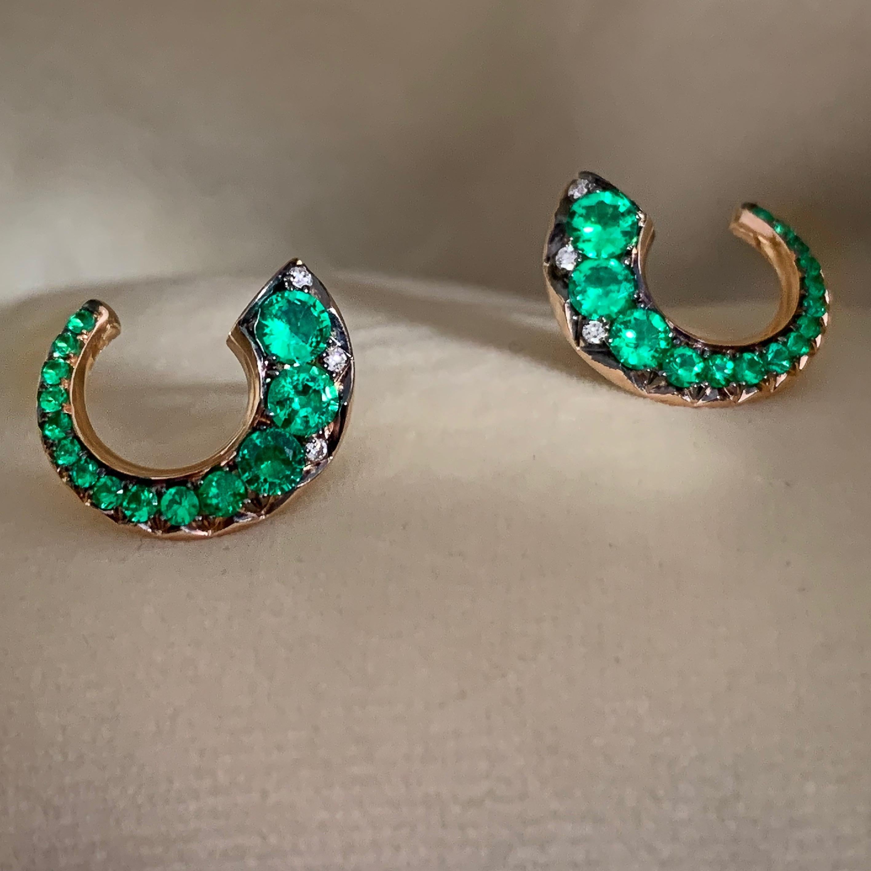 Flat Hoop Earrings in 18K Rose gold 3,4 g. Pave set with intense green Columbian Emeralds 0,94 ct. ( no resin only oil), White DEGVVS brilliant-cut diamonds 0,045 ct. 
This exquisite product comes from Joke Quick, a jewellery designer and master of